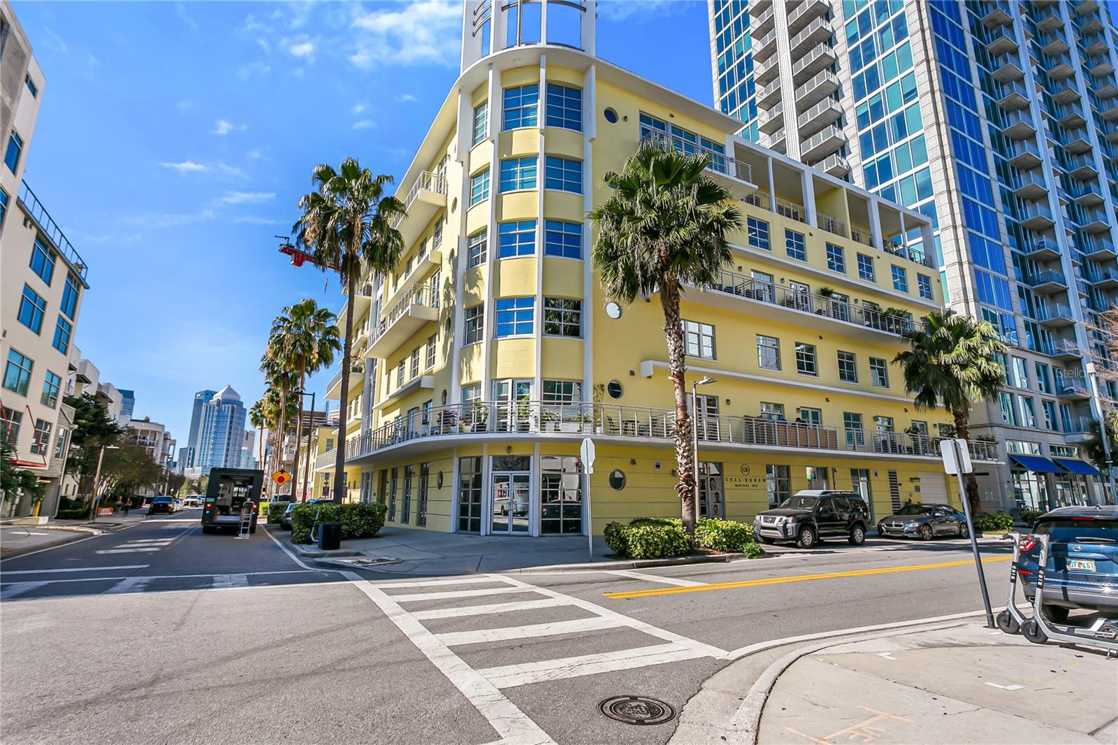 Come enjoy an exceptional urban lifestyle in the heart of Channelside, steps from restaurants, coffee shops, a dog park and immediate access to the $3 billion Water Street development; walk to concerts and hockey at Benchmark International Arena, hop the trolley to Ybor City, or stroll Tampa’s Riverwalk.