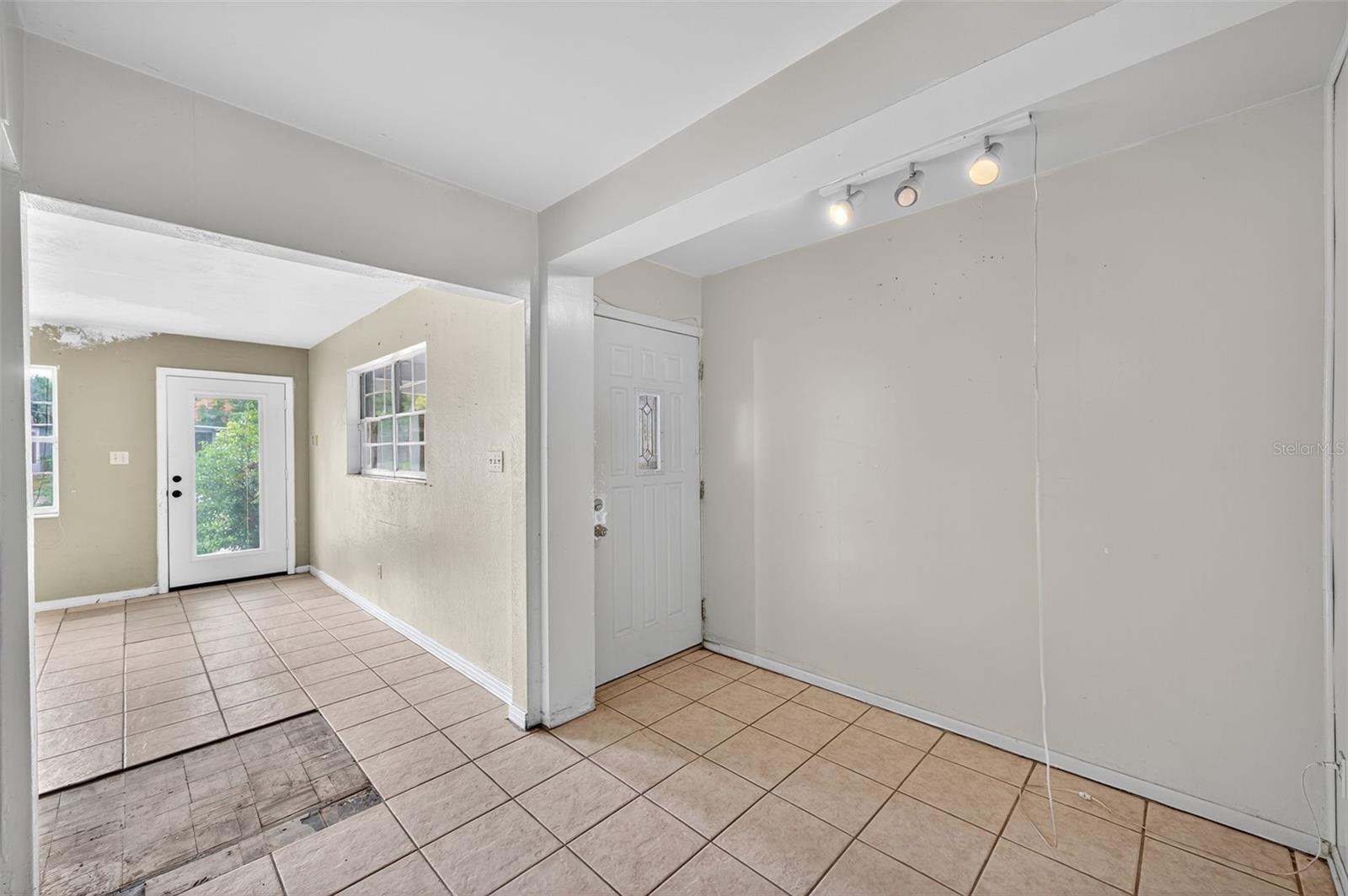 207 W BOUGAINVILLEA AVE, TAMPA, FL, 33612