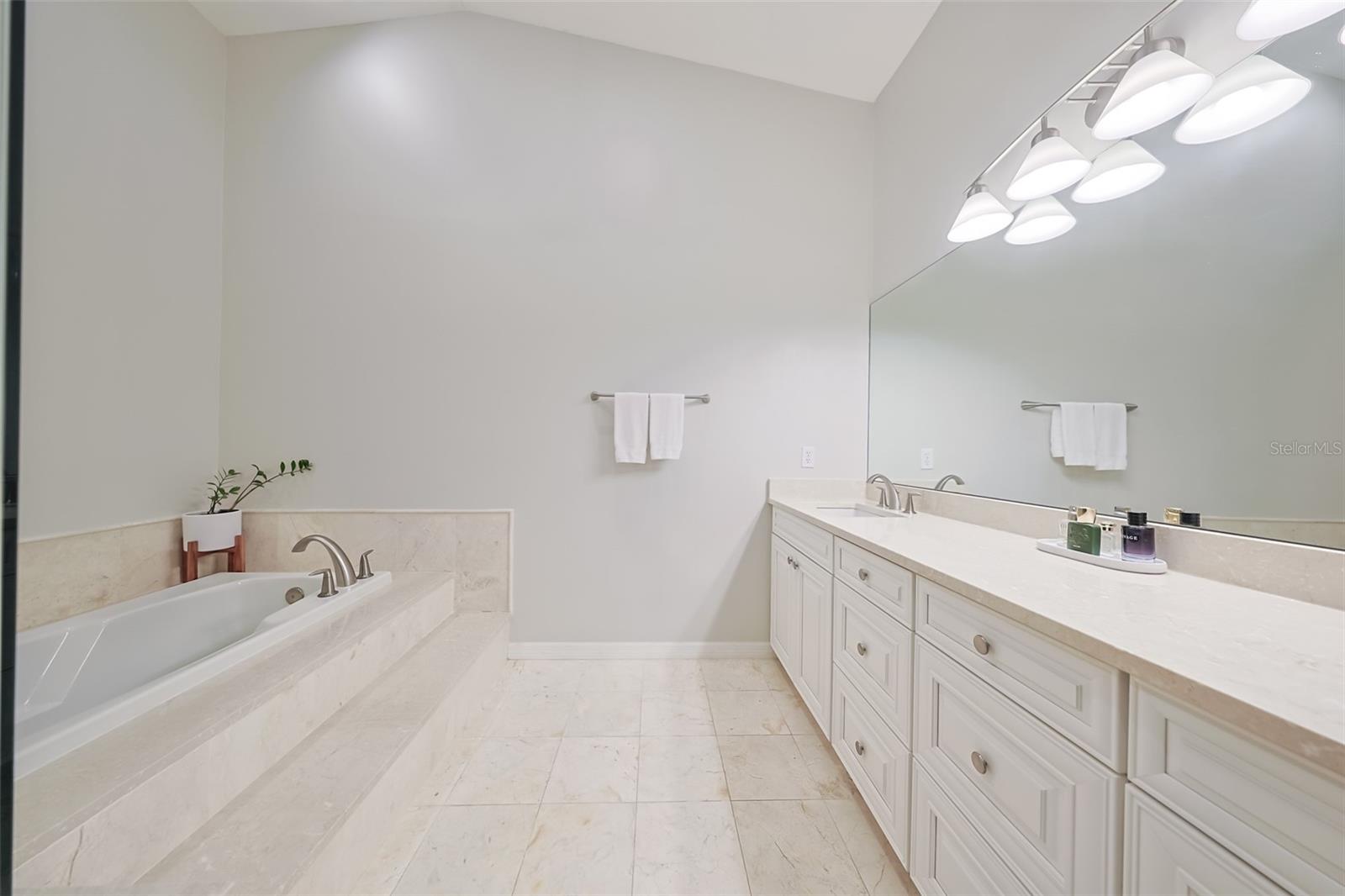 2403 W PALM DR #2, TAMPA, FL, 33629