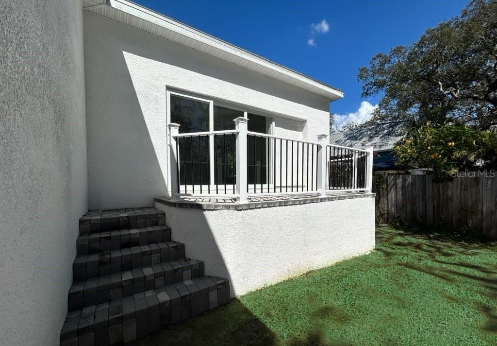 Paver Patio w/Railing