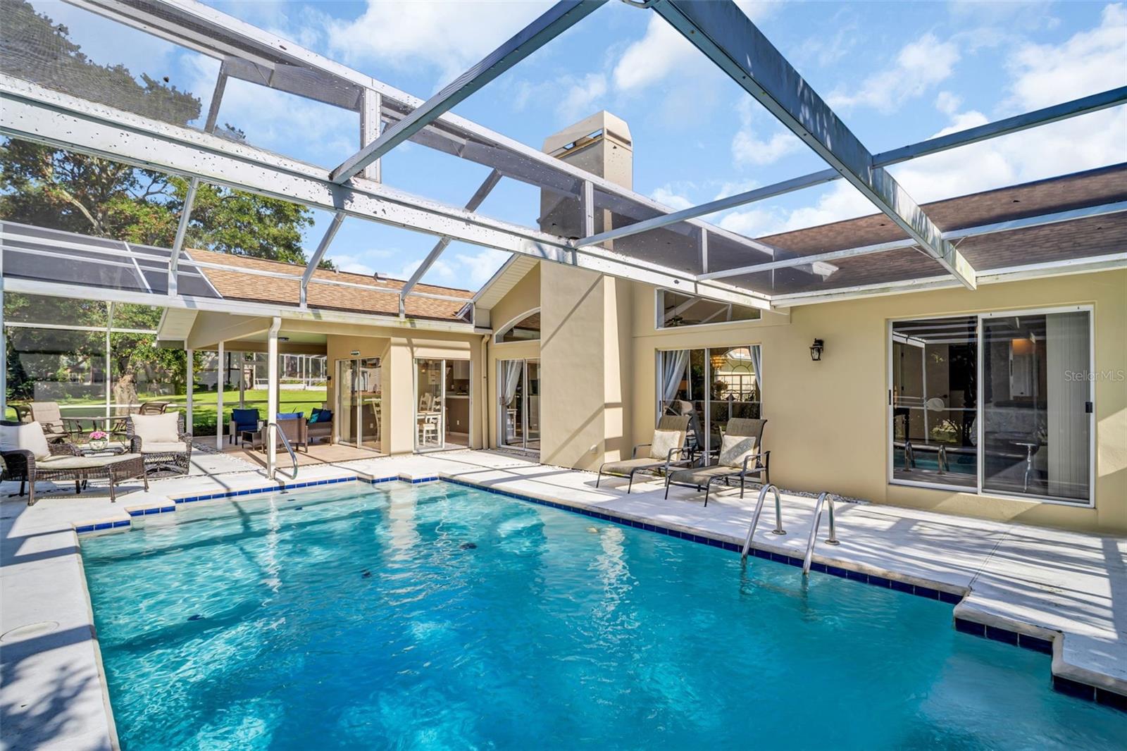 Large screen enclosure extends the entire width of the home~