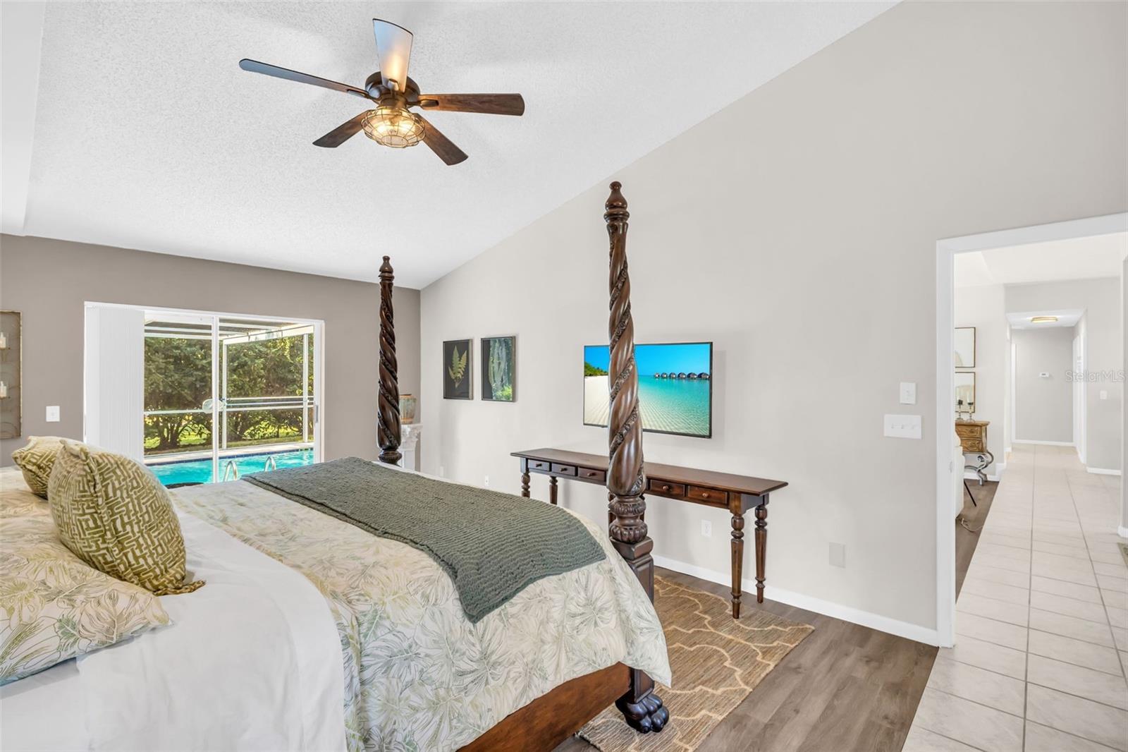 Vaulted ceilings & updated flooring in 2023~