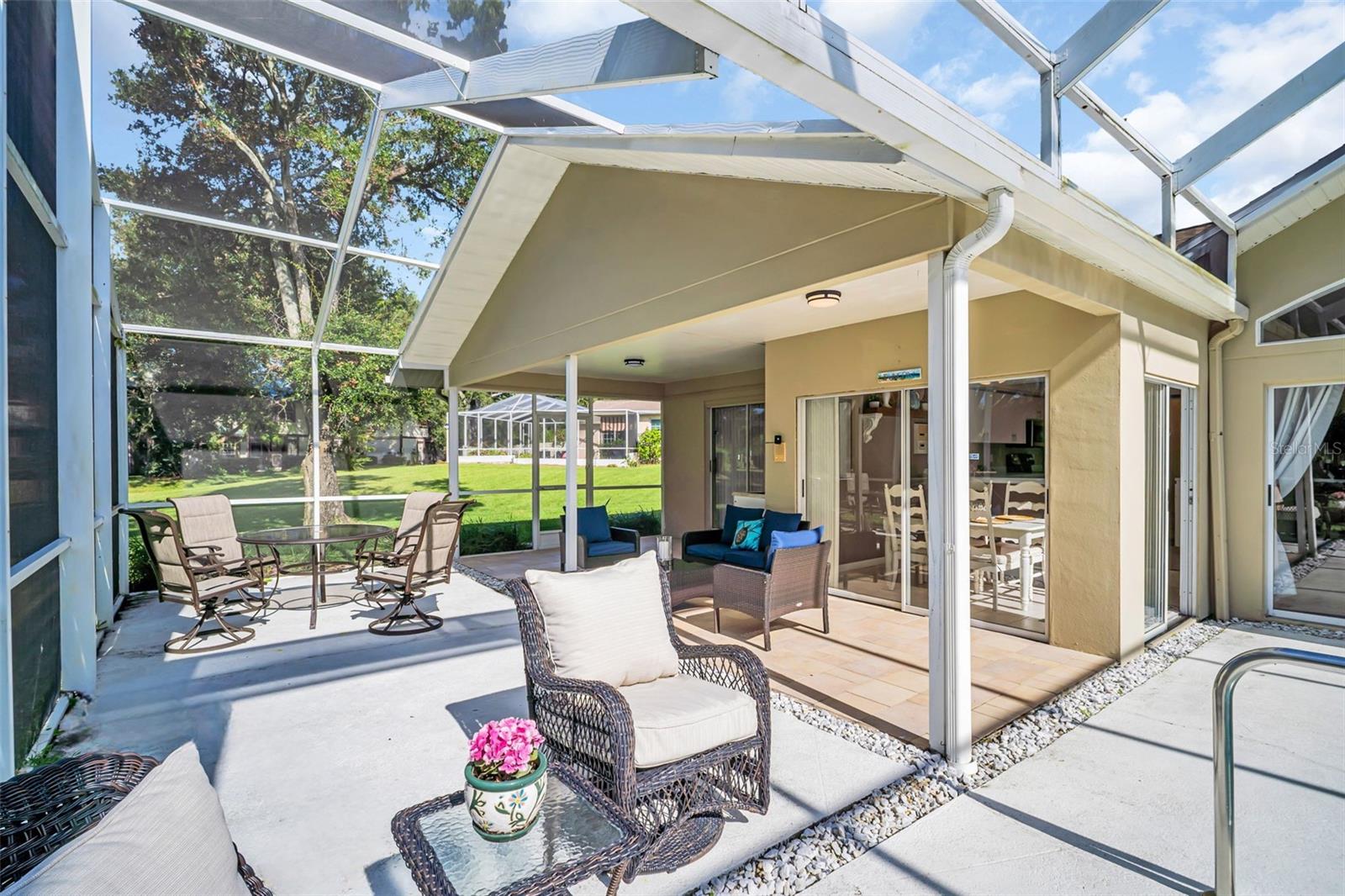 Outdoor dining & casual seating to enjoy year-round~