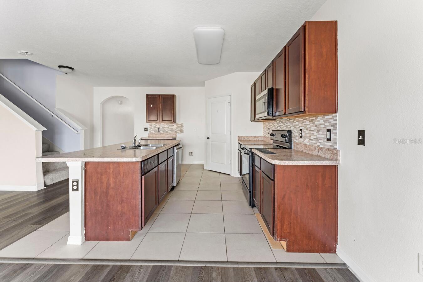 10019 GEESE TRAIL CIR, SUN CITY CENTER, FL, 33573