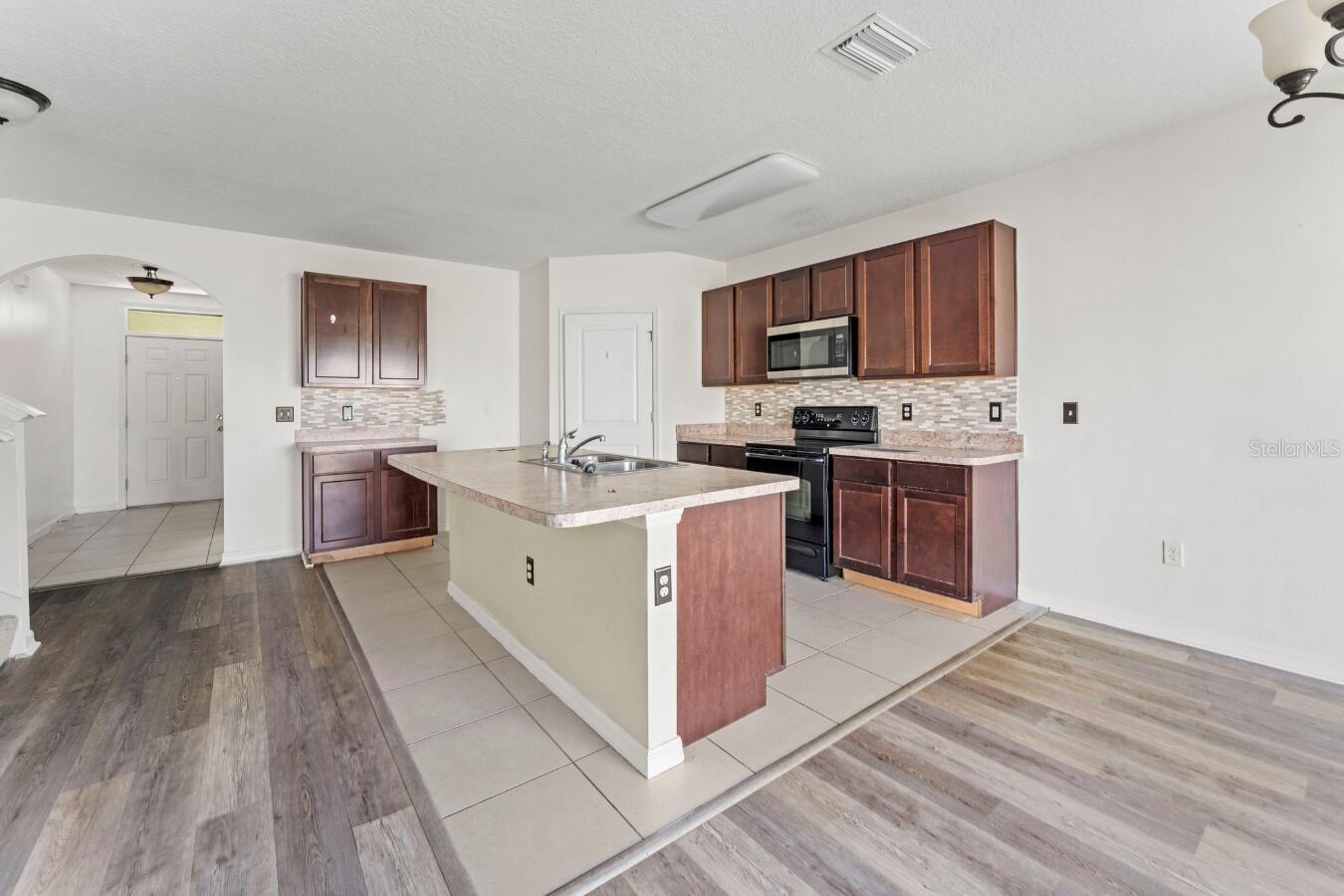 10019 GEESE TRAIL CIR, SUN CITY CENTER, FL, 33573