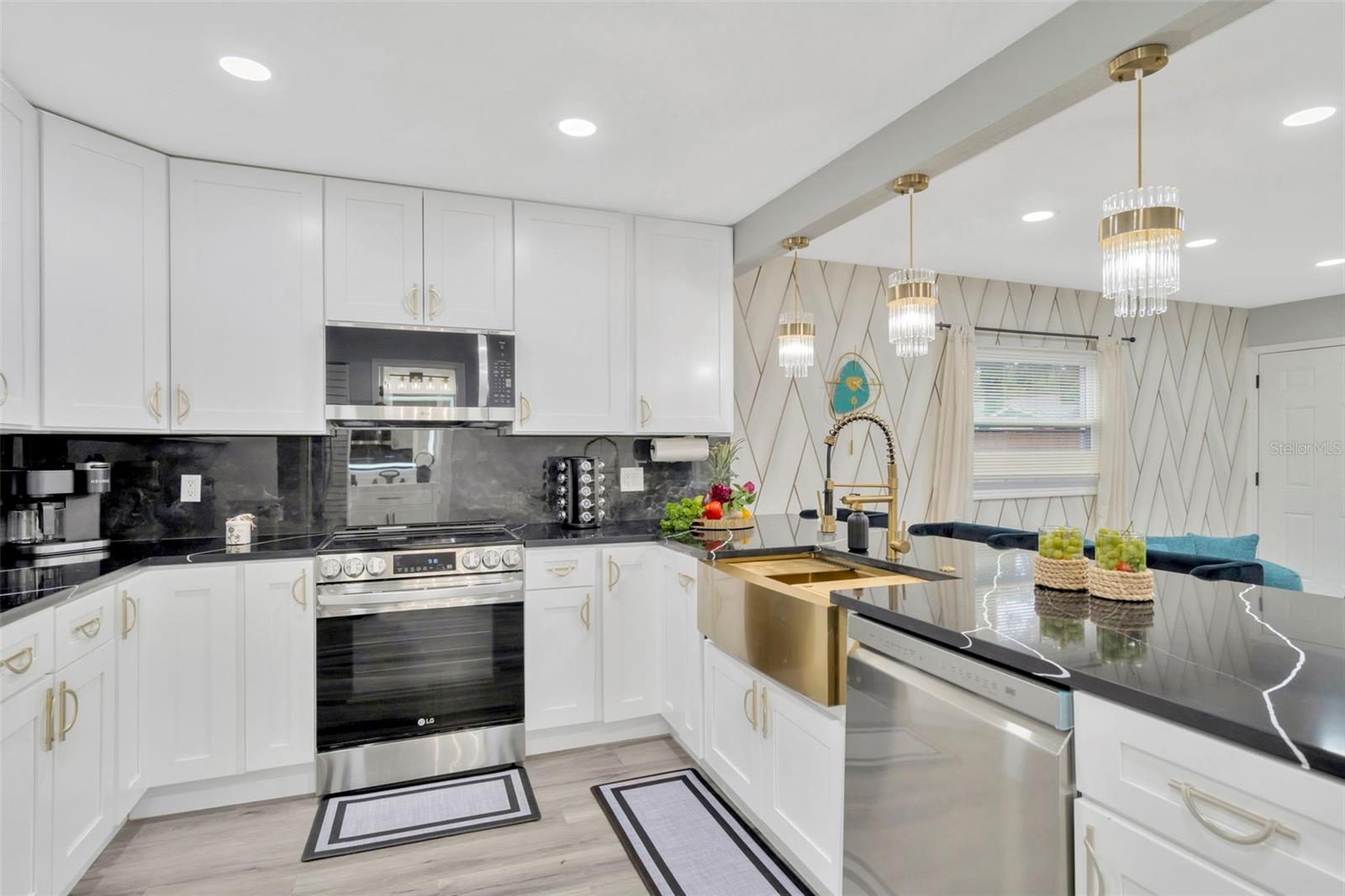 2006 E HENRY AVE, TAMPA, FL, 33610