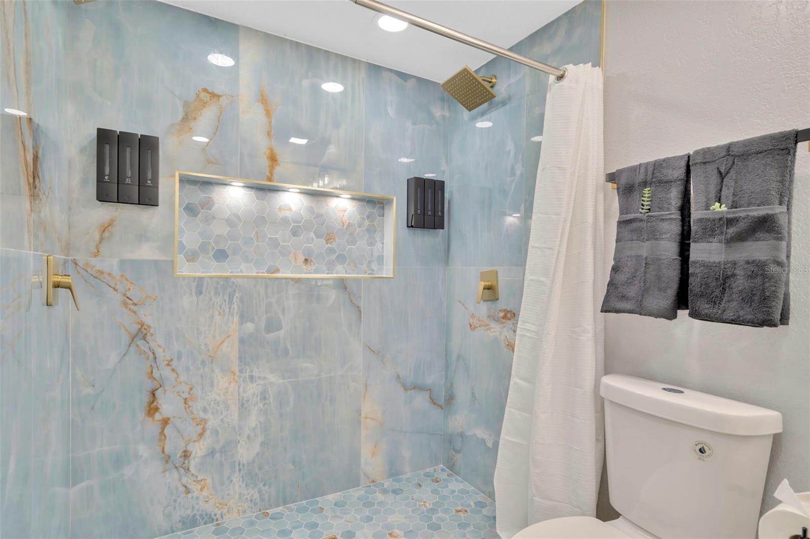 2006 E HENRY AVE, TAMPA, FL, 33610