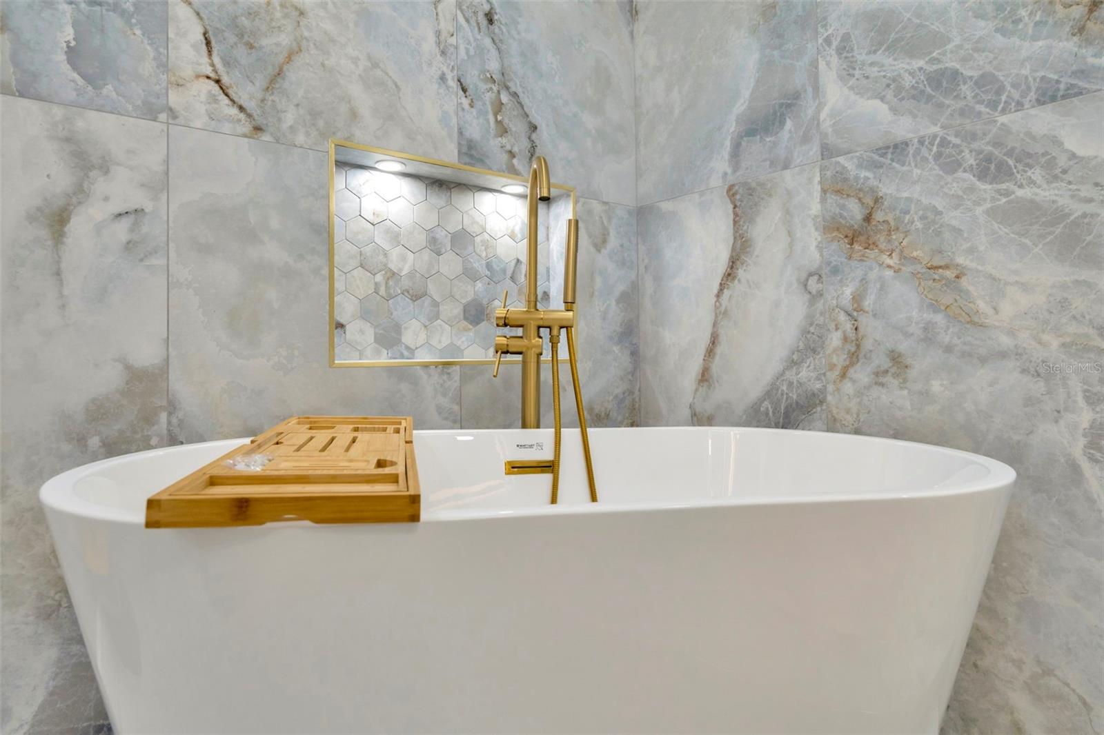 2006 E HENRY AVE, TAMPA, FL, 33610