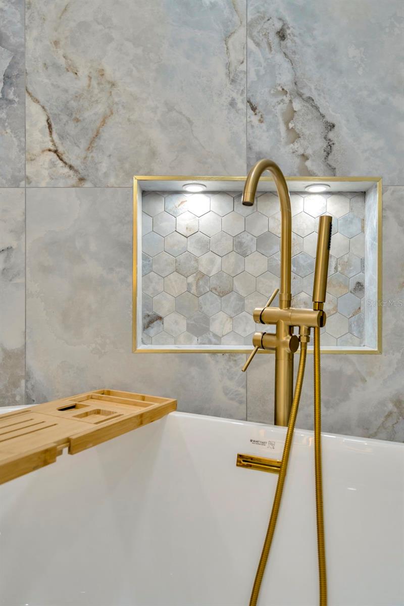 2006 E HENRY AVE, TAMPA, FL, 33610