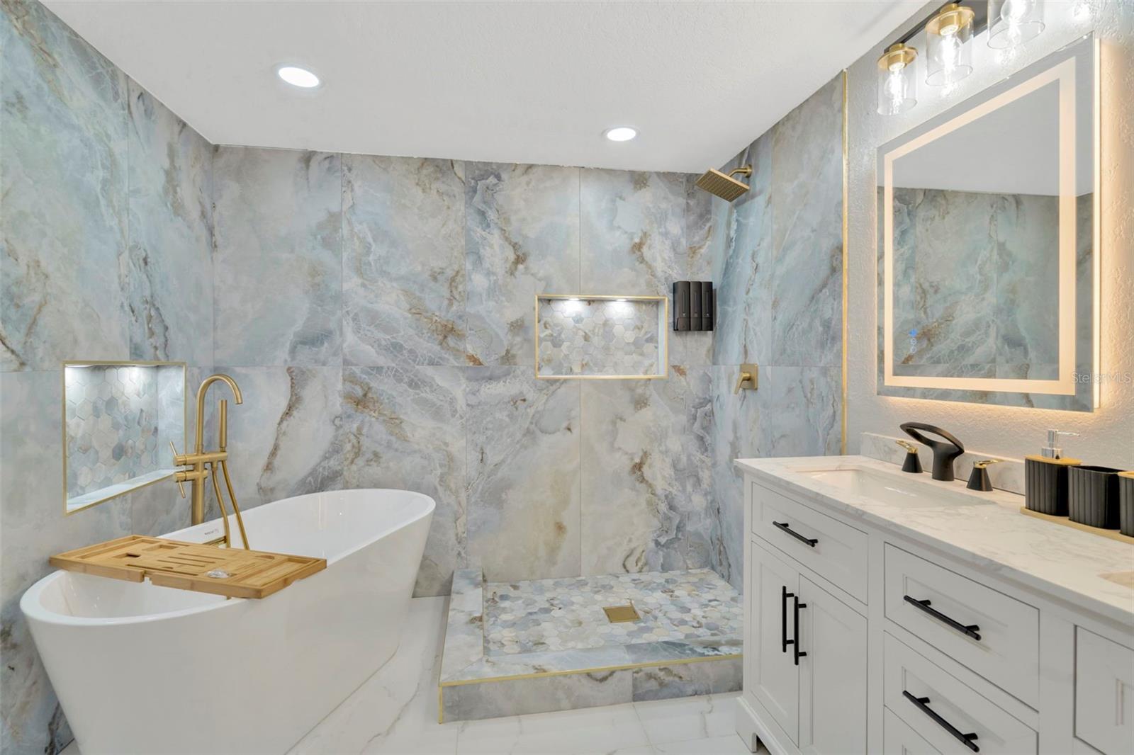 2006 E HENRY AVE, TAMPA, FL, 33610