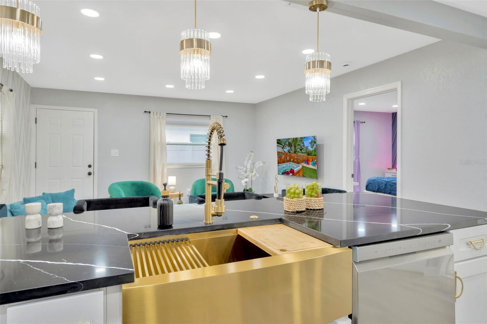 2006 E HENRY AVE, TAMPA, FL, 33610