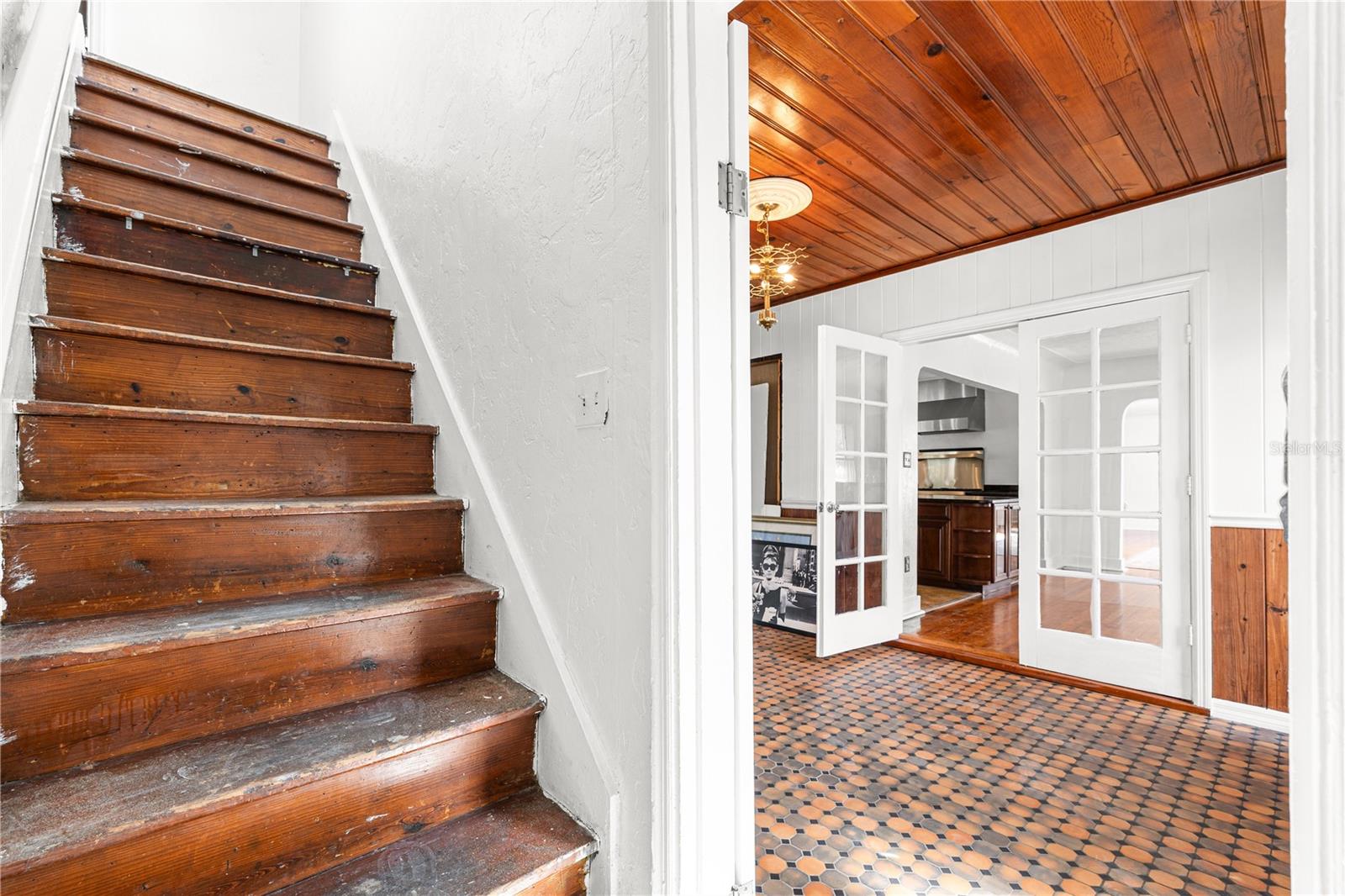 Head upstairs to 1 of 2 mother in law suites...