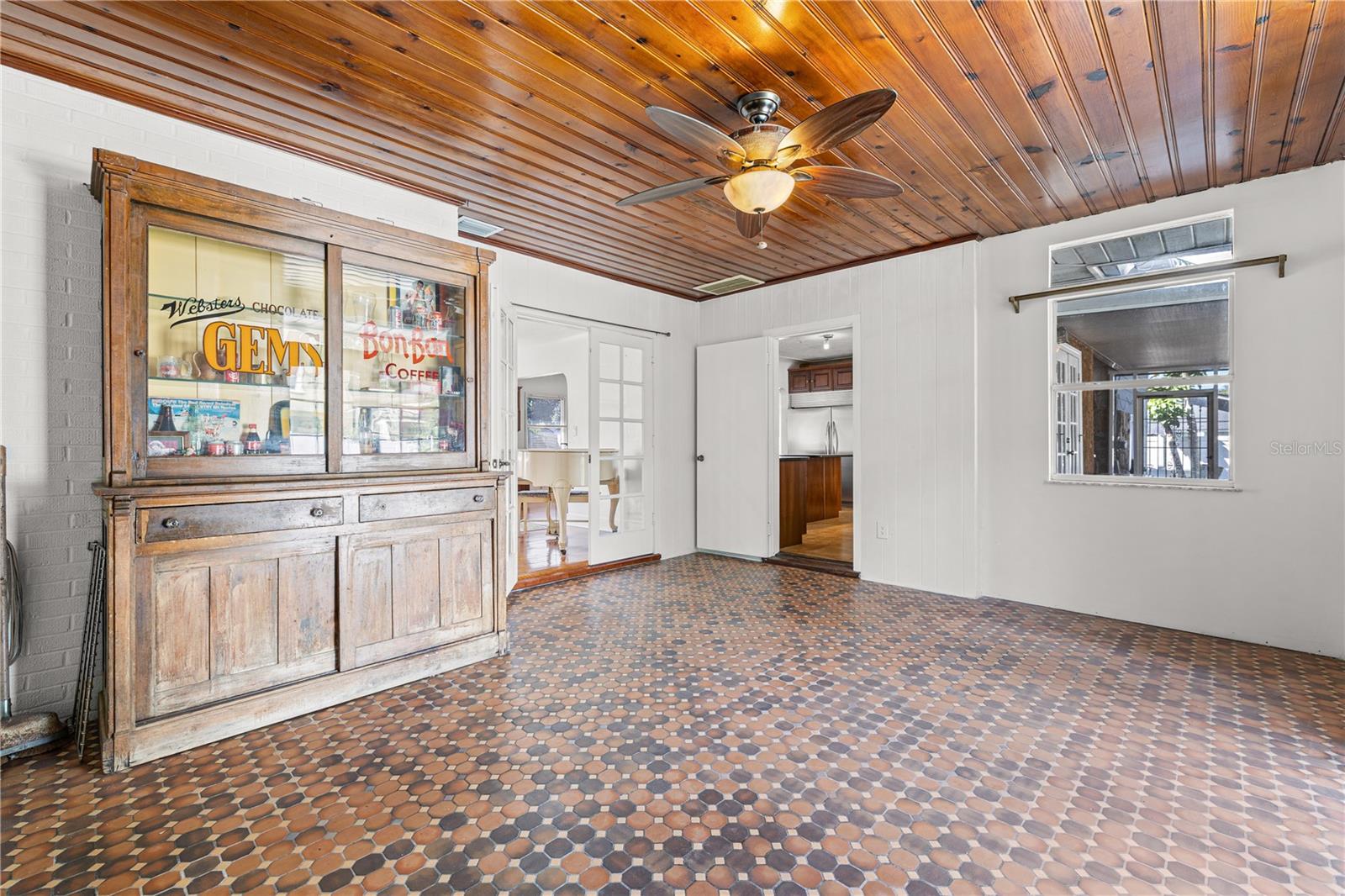 Plenty of space for the whole family to spreadout... so many options.