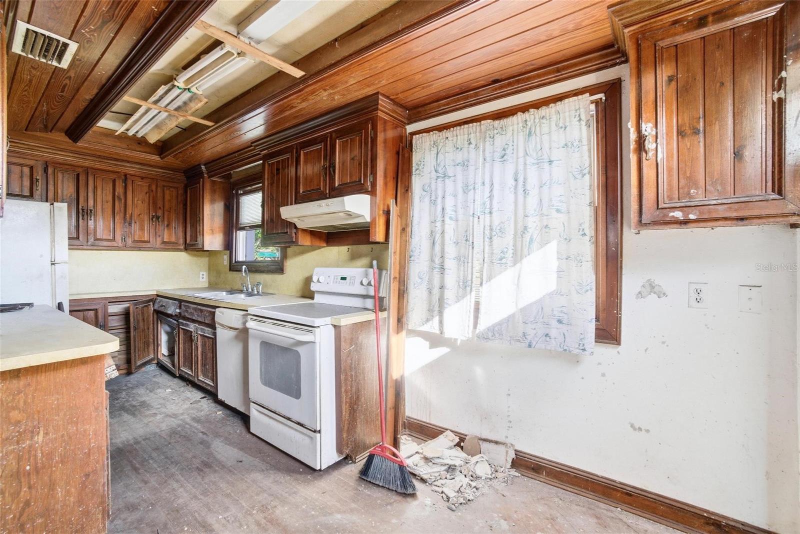 2733 34TH AVE N, ST PETERSBURG, FL, 33713