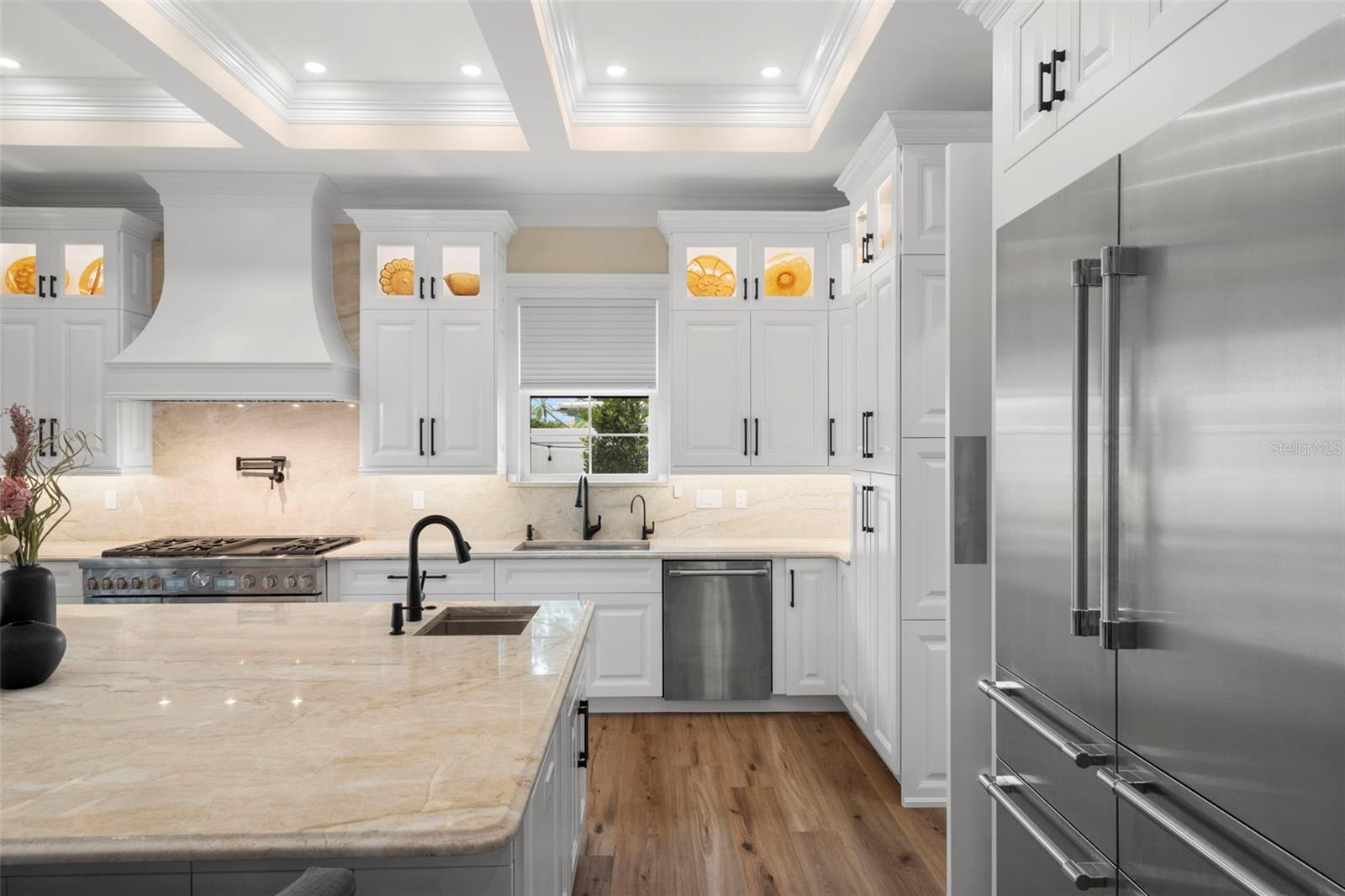 Large Island with Prep Sink