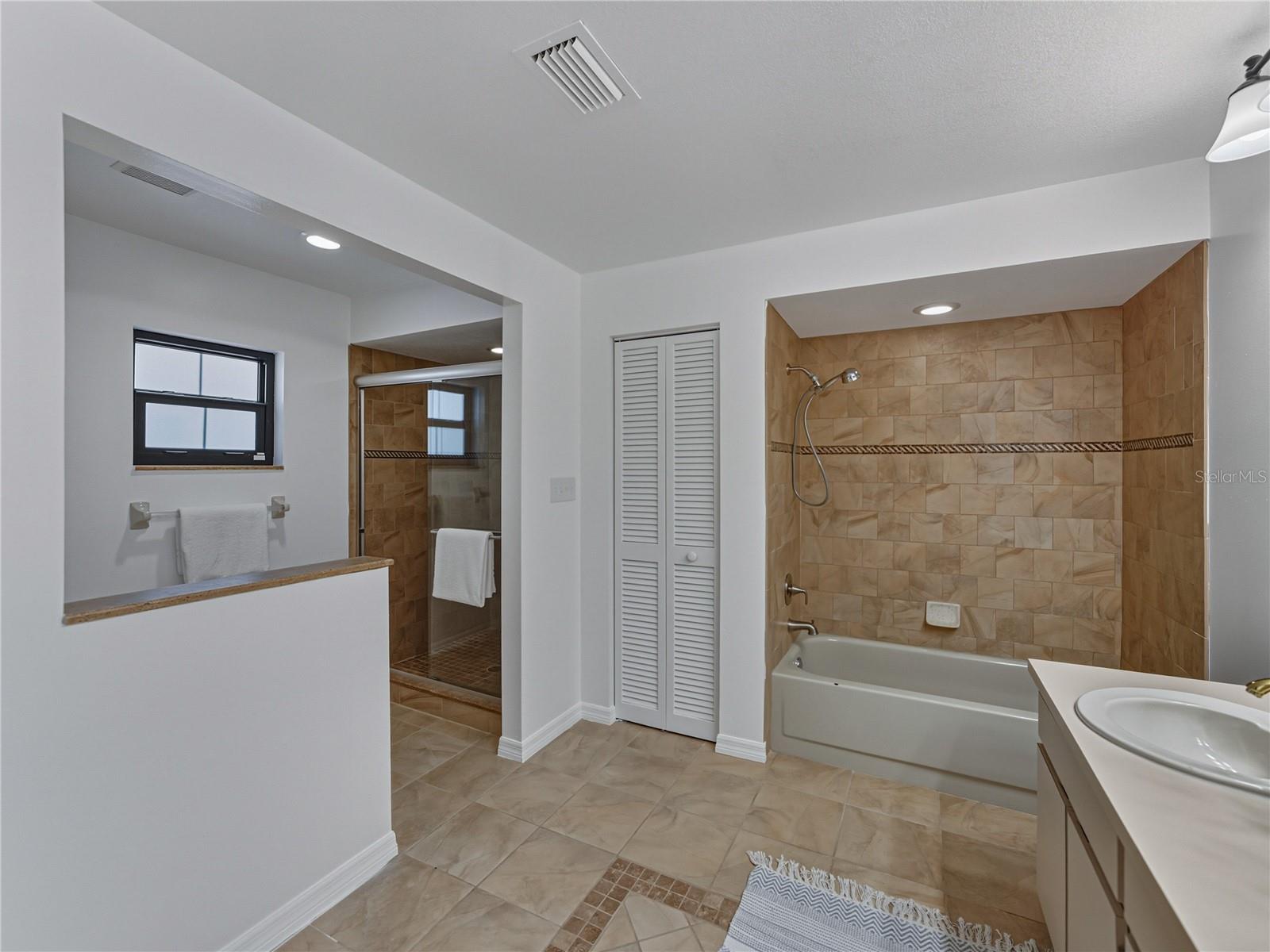 16404 ASHWOOD DR, TAMPA, FL, 33624