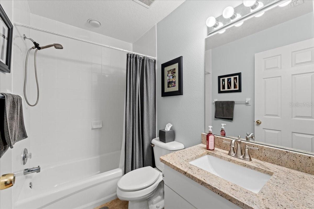 Guest bath with tub/shower