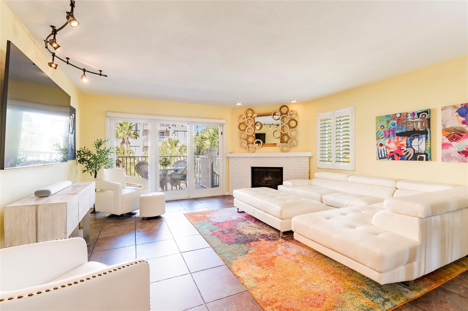 LIVING ROOM/FIREPLACE