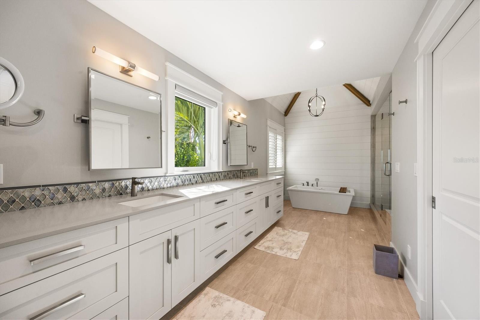 D6144517 Property Photo