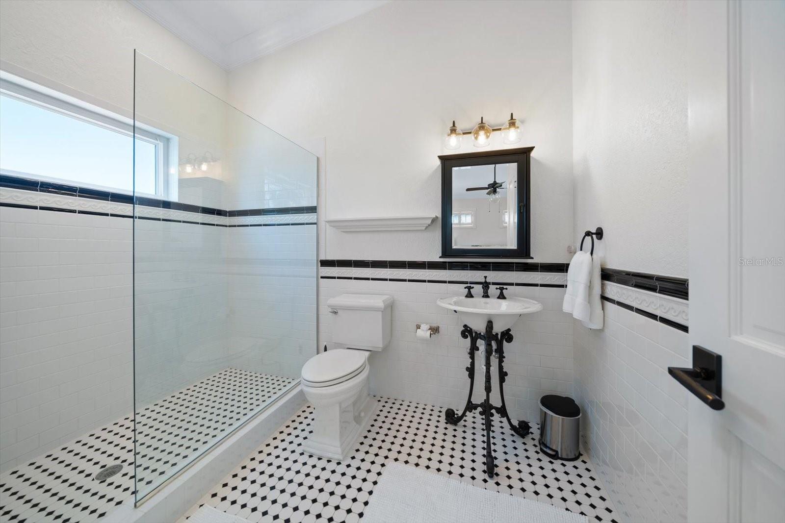 5th bedroom, en suite bathroom