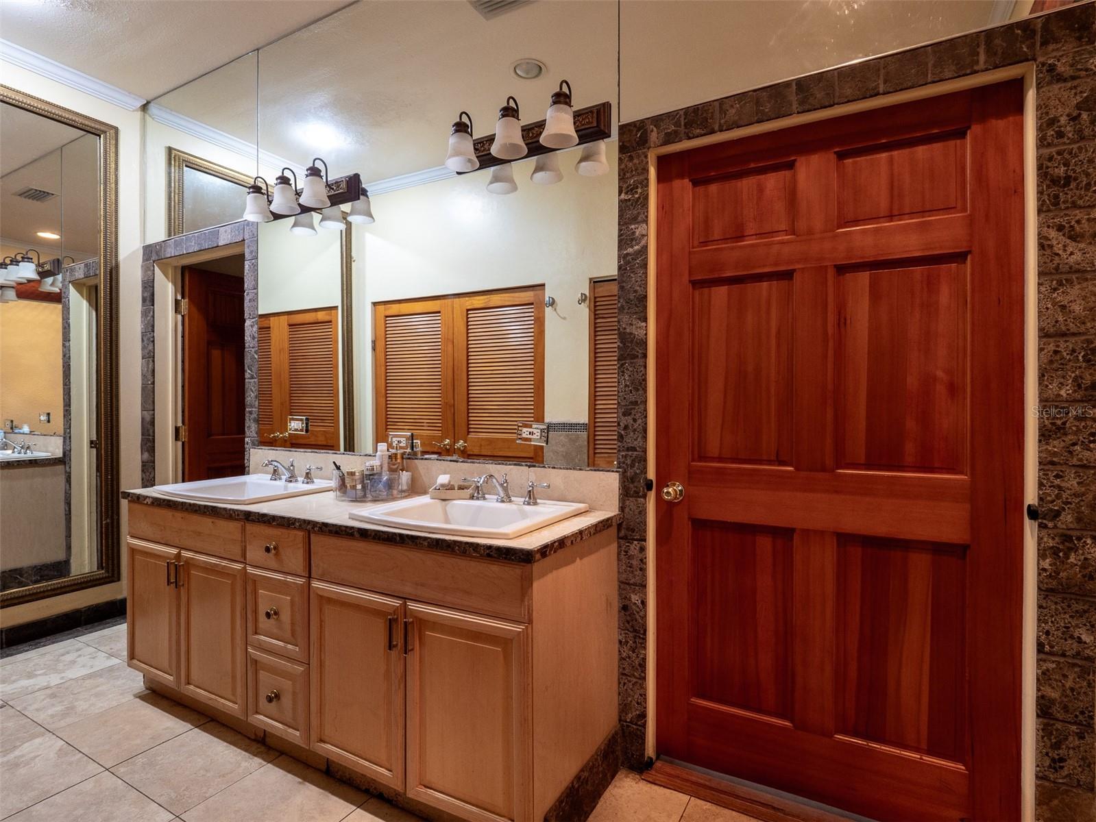 OM712677 Property Photo