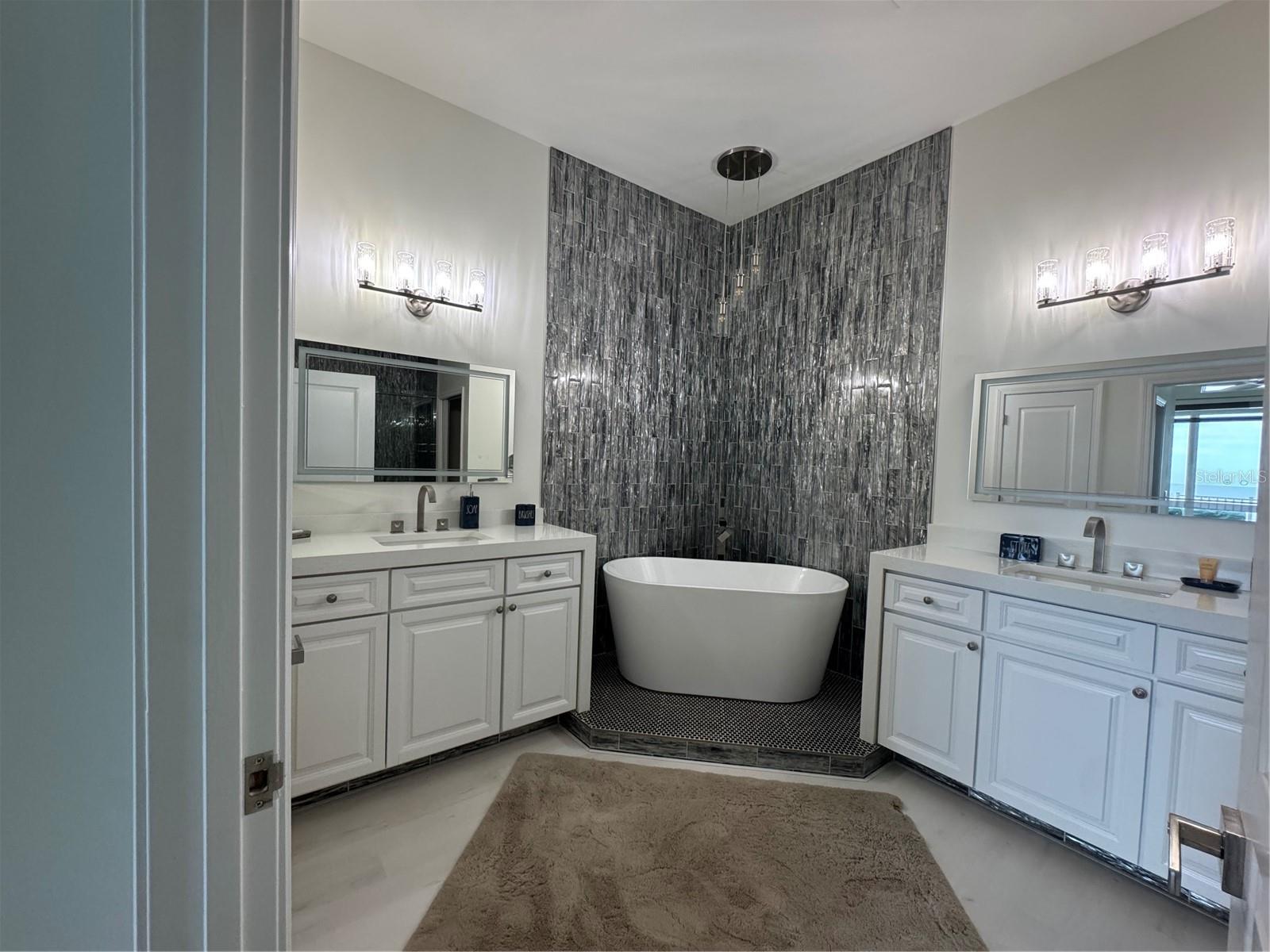 O6357019 Property Photo