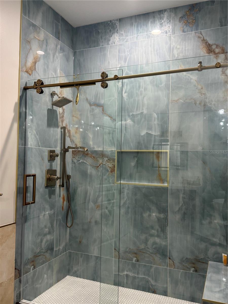 O6357019 Property Photo