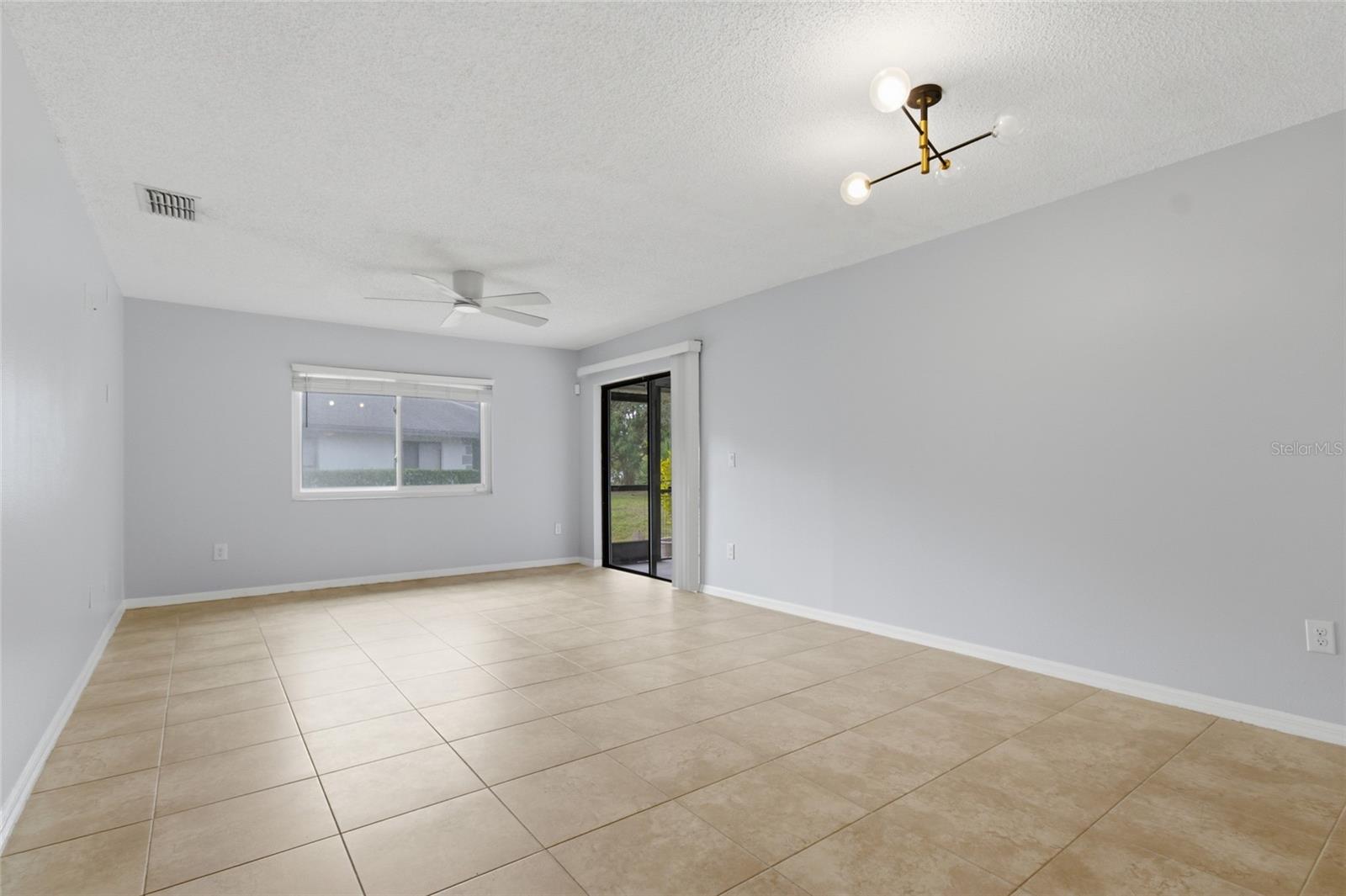Living Room dining rm combo w/sliders to lanai