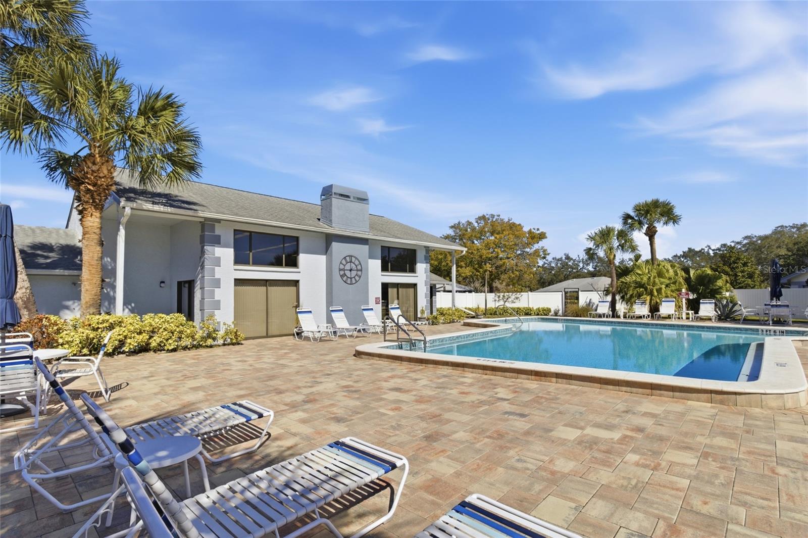 Clubhouse-Pool