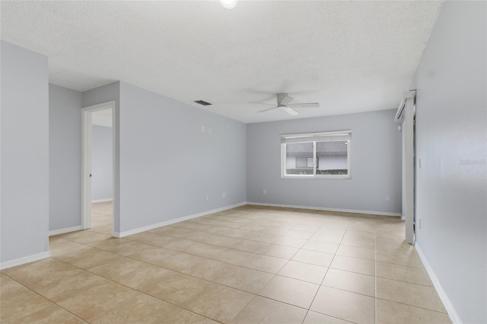 Living Room dining rm combo w/sliders to lanai