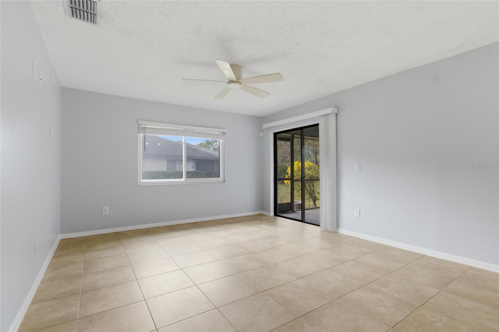 Living Room w/silders to lanai