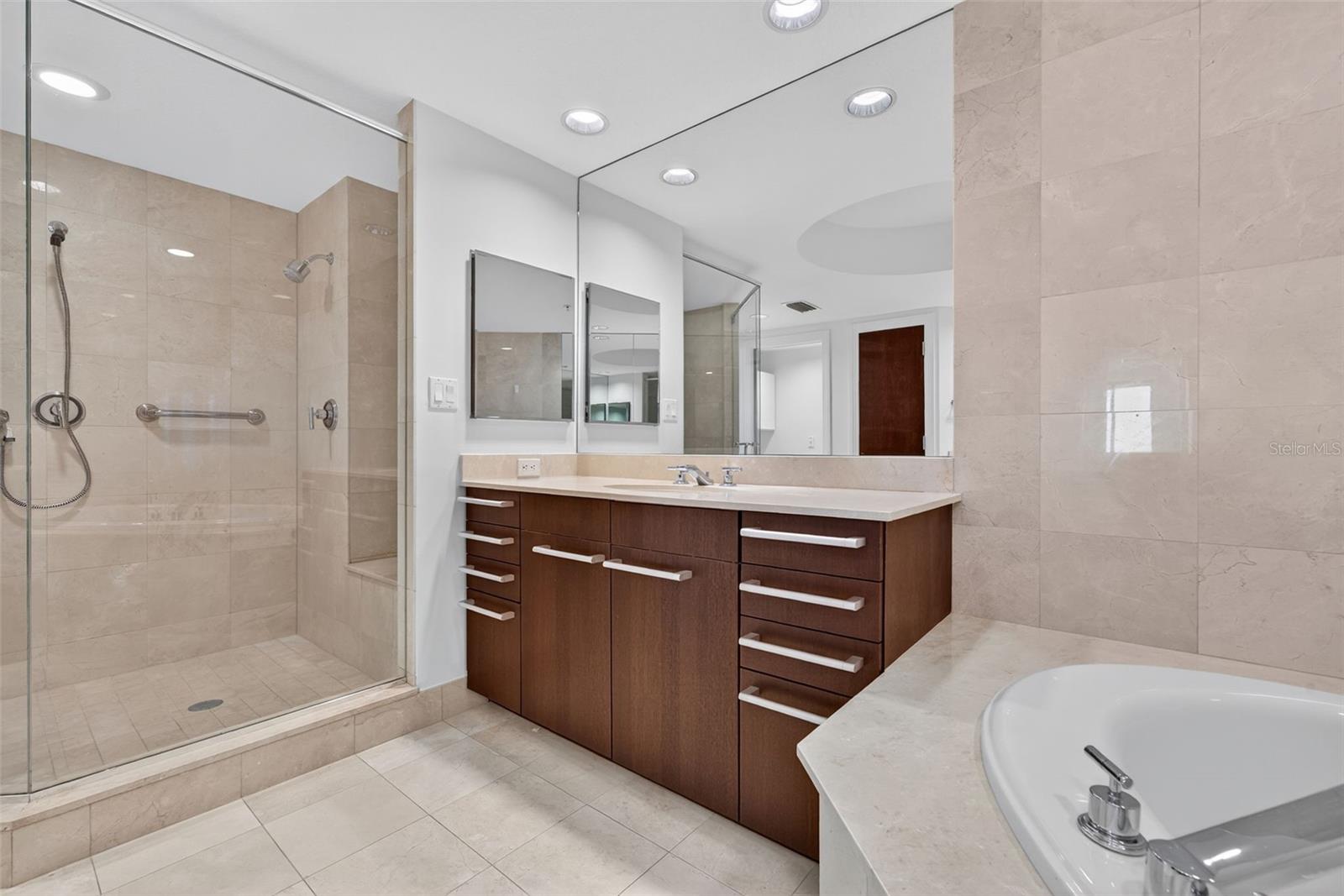 A4670548 Property Photo