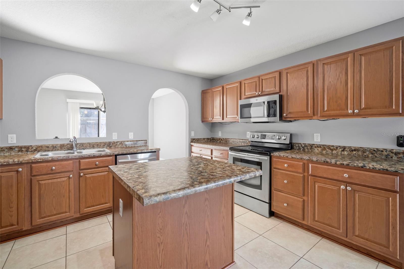 1303 ALHAMBRA CREST DR, RUSKIN, FL, 33570