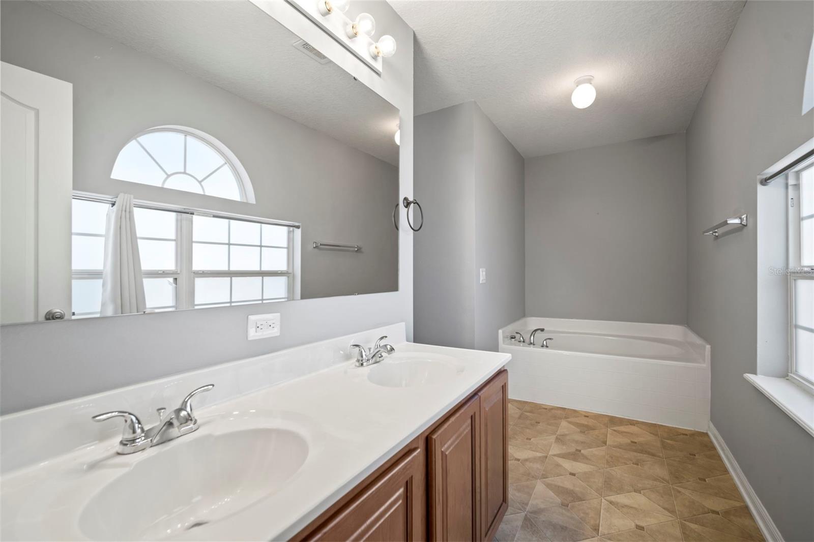 1303 ALHAMBRA CREST DR, RUSKIN, FL, 33570