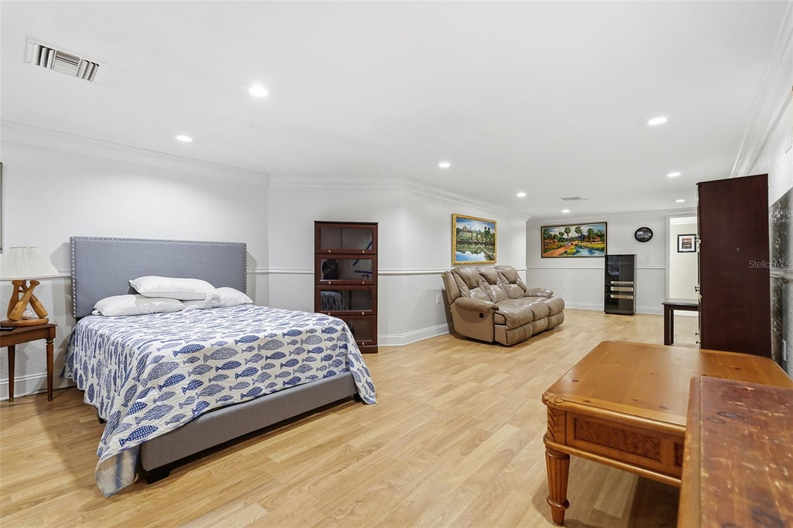 TB8443998 Property Photo