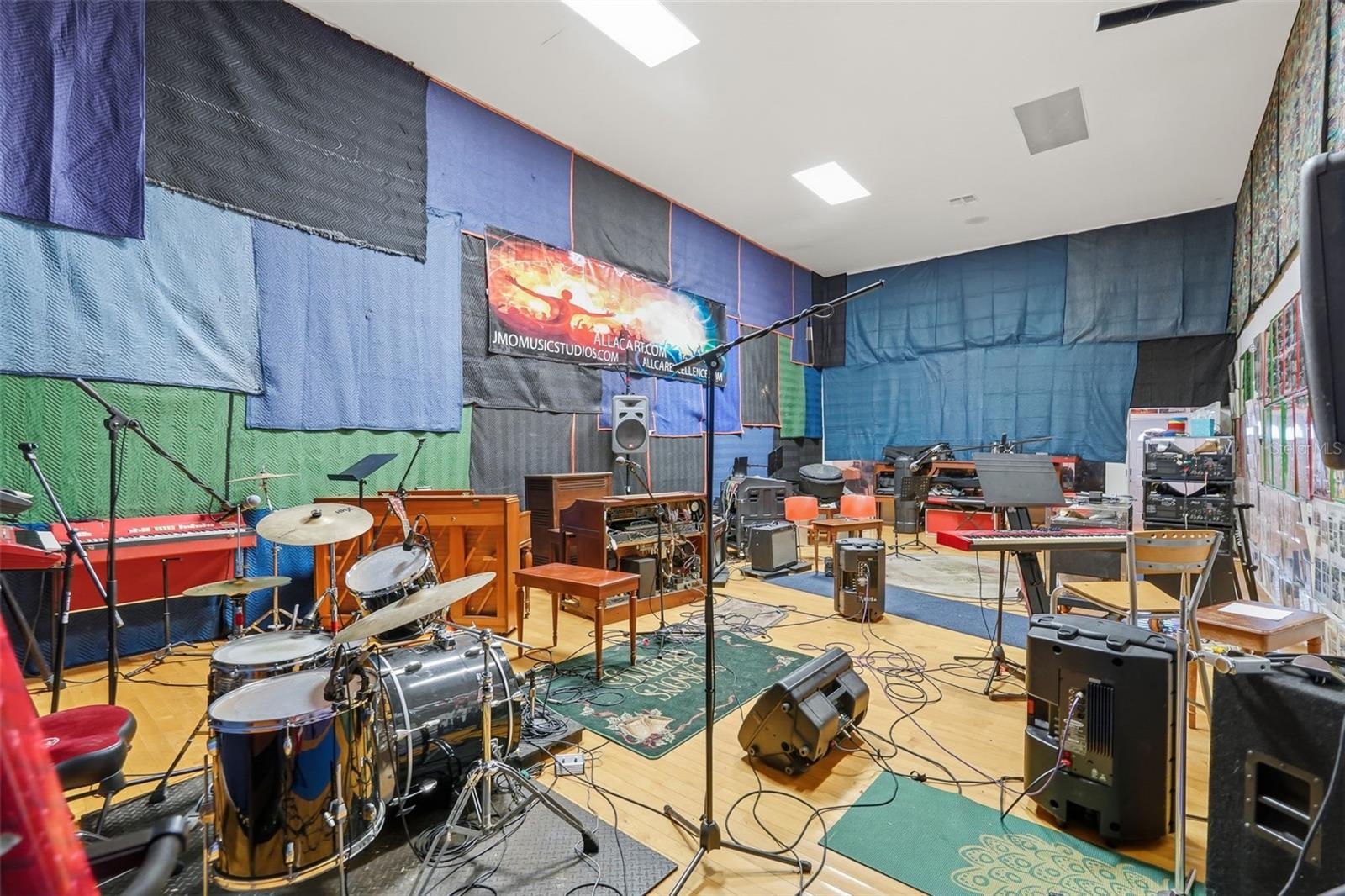 TB8443998 Property Photo