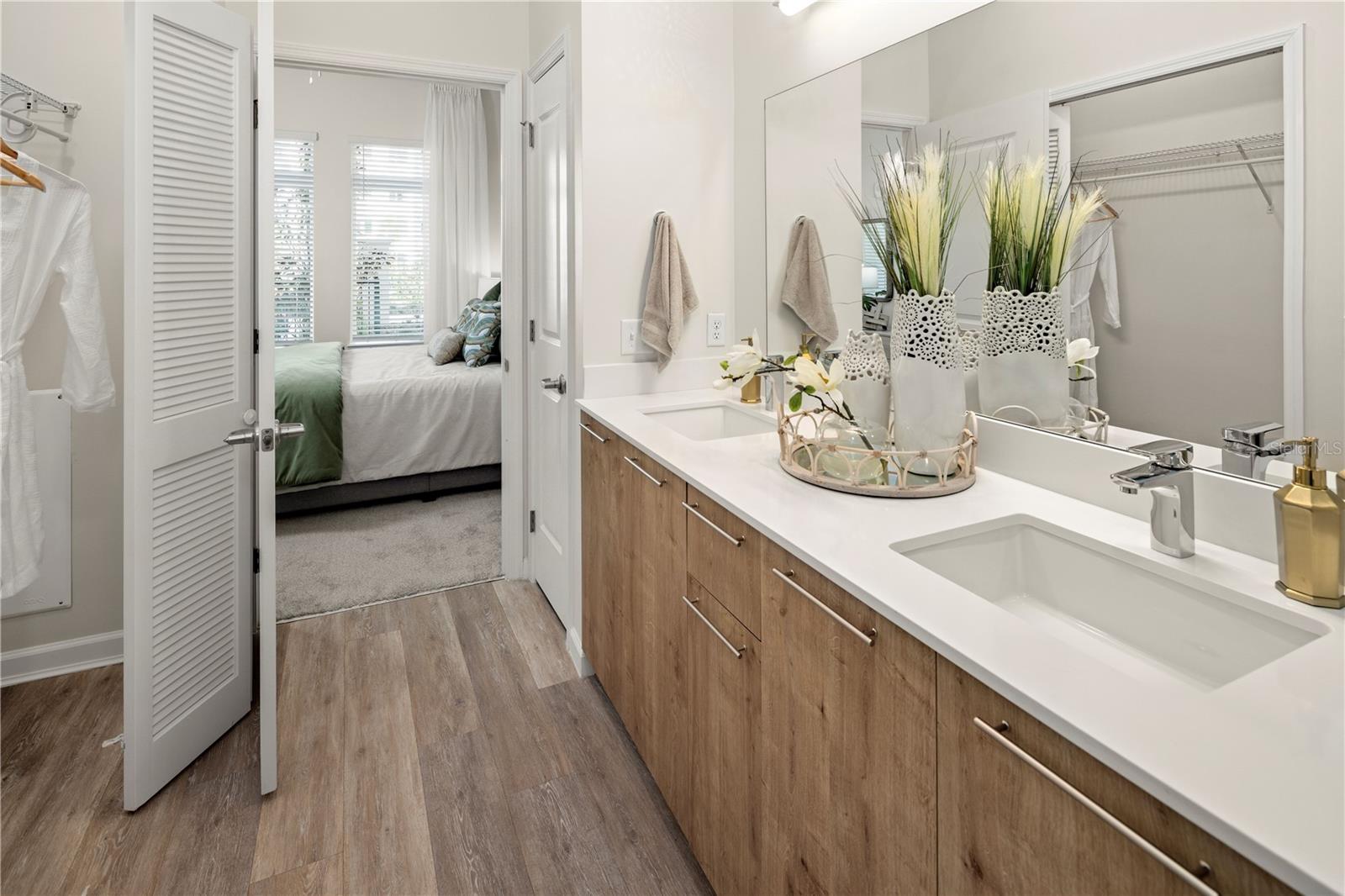 5256 INTERNATIONAL DR #B1, ORLANDO, FL, 32819