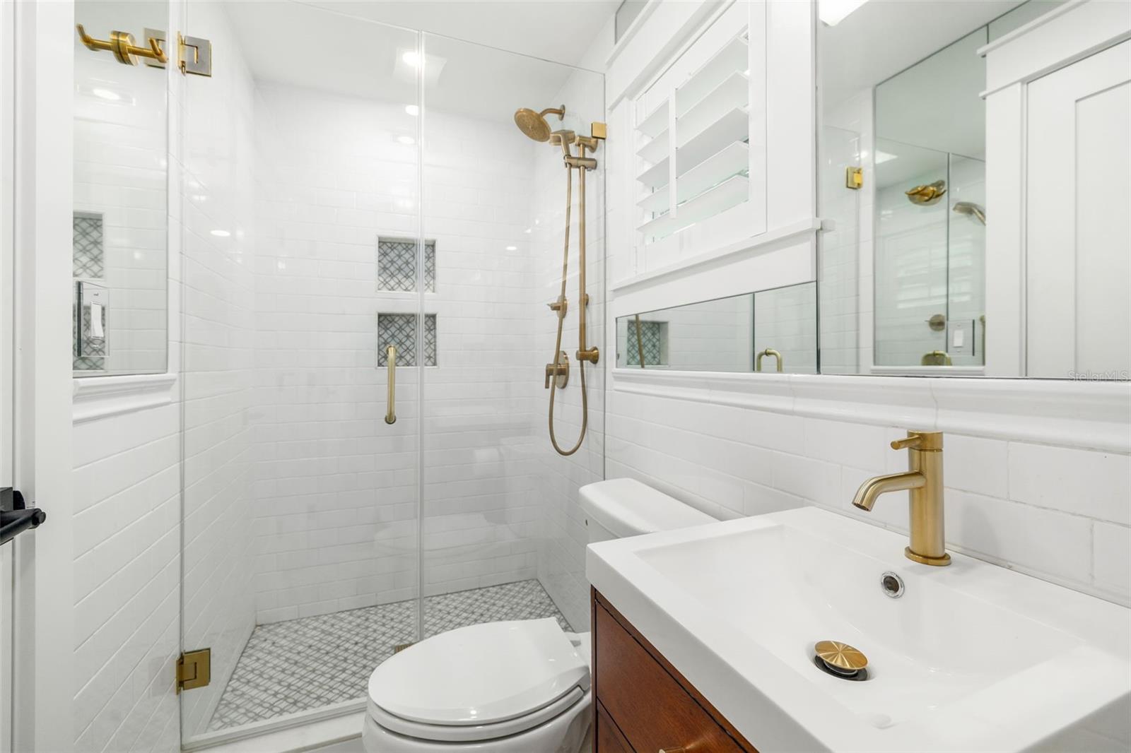 A4671008 Property Photo