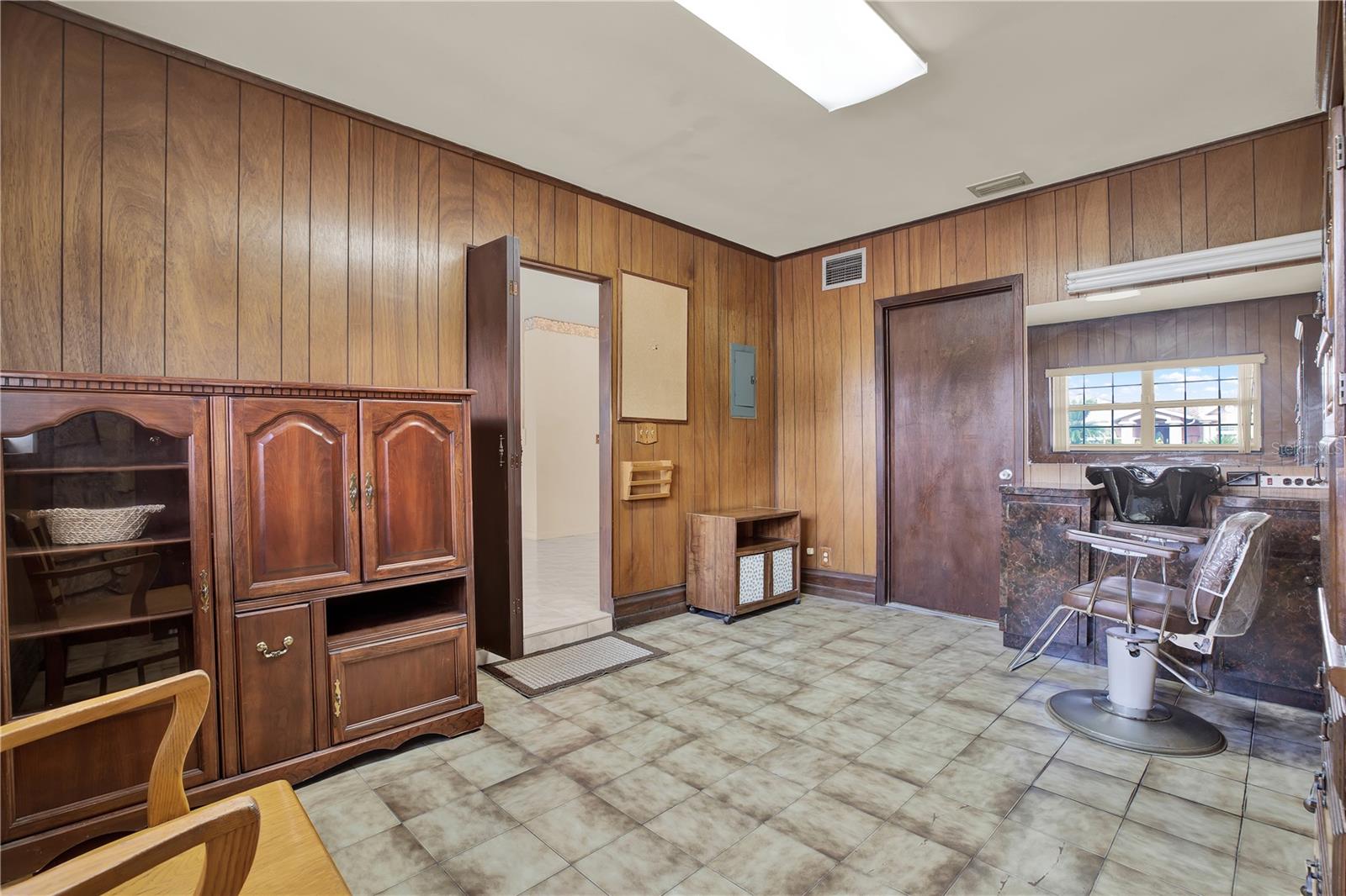 7908 N WOODLYNNE AVE, TAMPA, FL, 33614