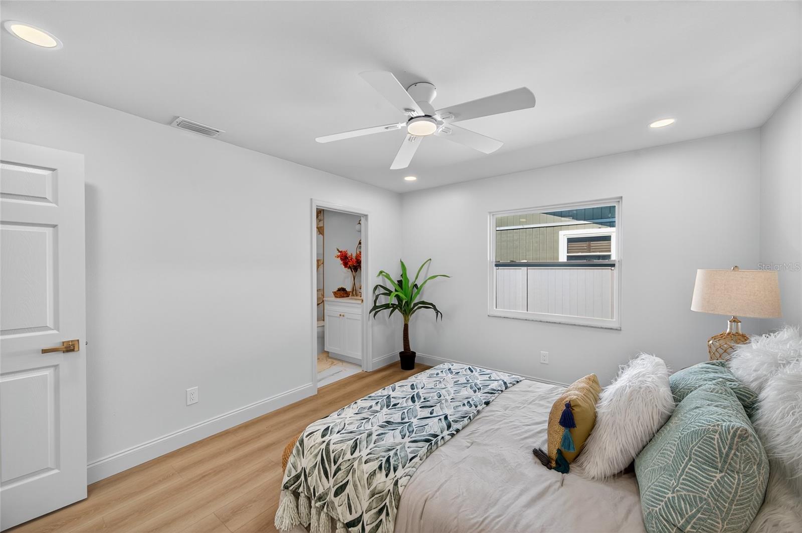 14339 DIPLOMAT DR, TAMPA, FL, 33613