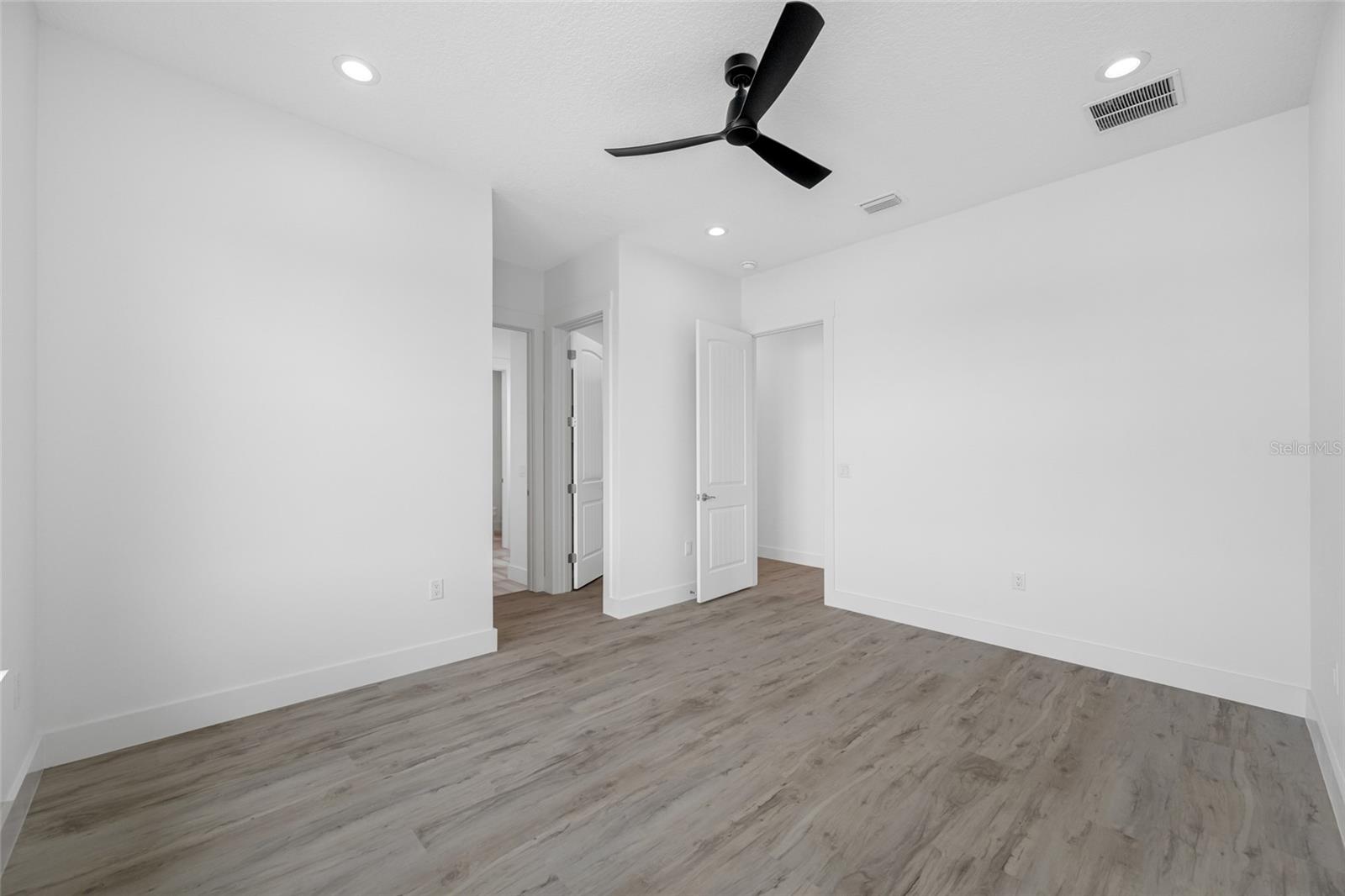 TB8445499 Property Photo