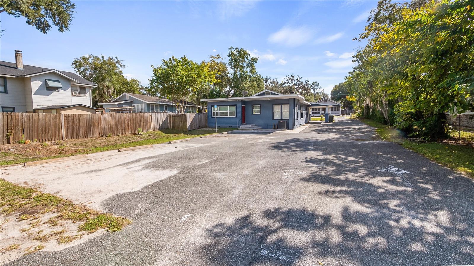 1704 W MAIN ST, LEESBURG, FL, 34748