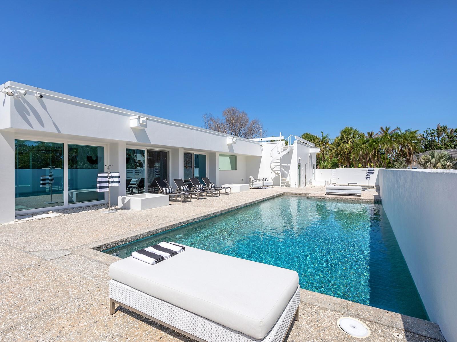 7647 SANDERLING RD, SARASOTA, FL, 34242