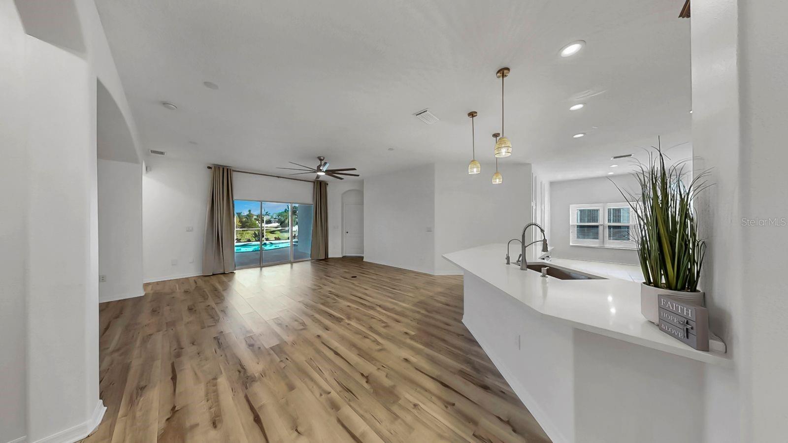 302 YORK DALE DR, RUSKIN, FL, 33570