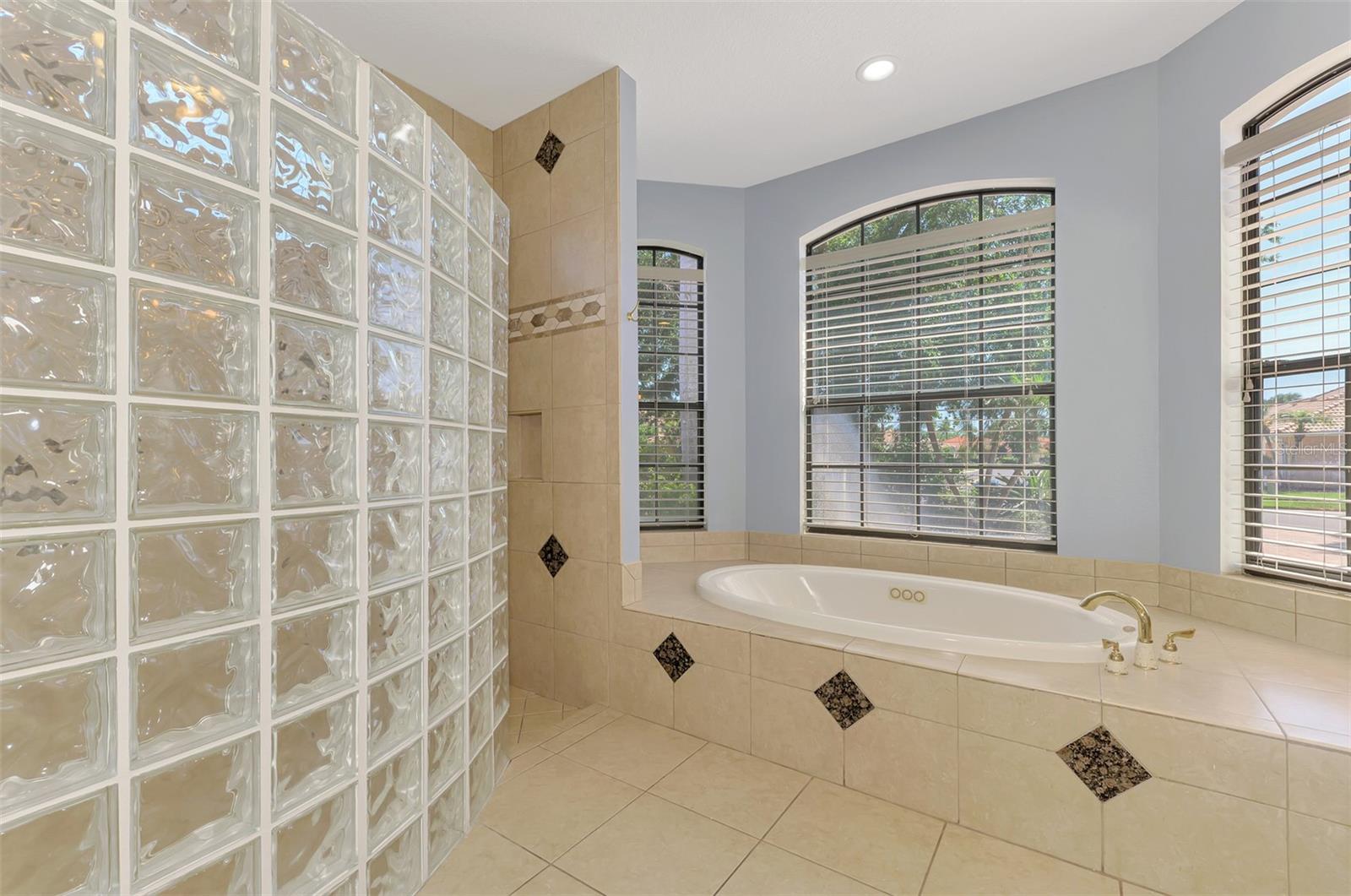 5684 EASTWIND DR, SARASOTA, FL, 34233