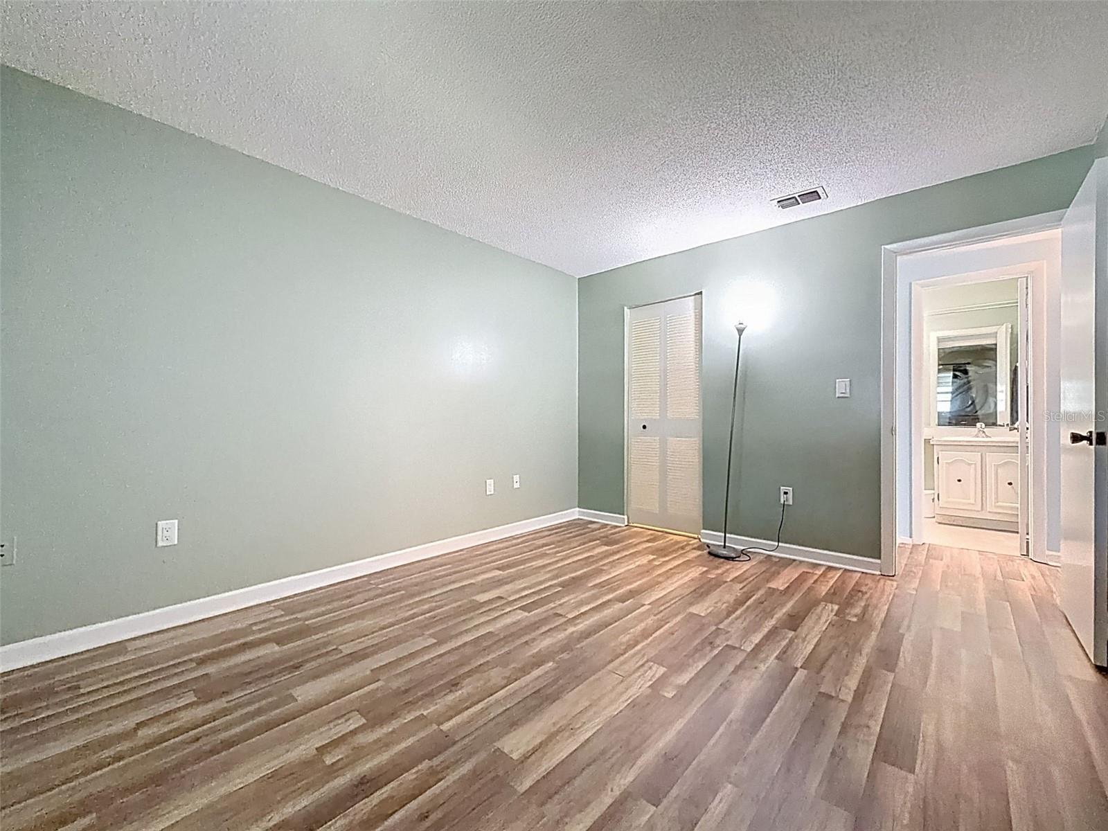 W7880616 Property Photo