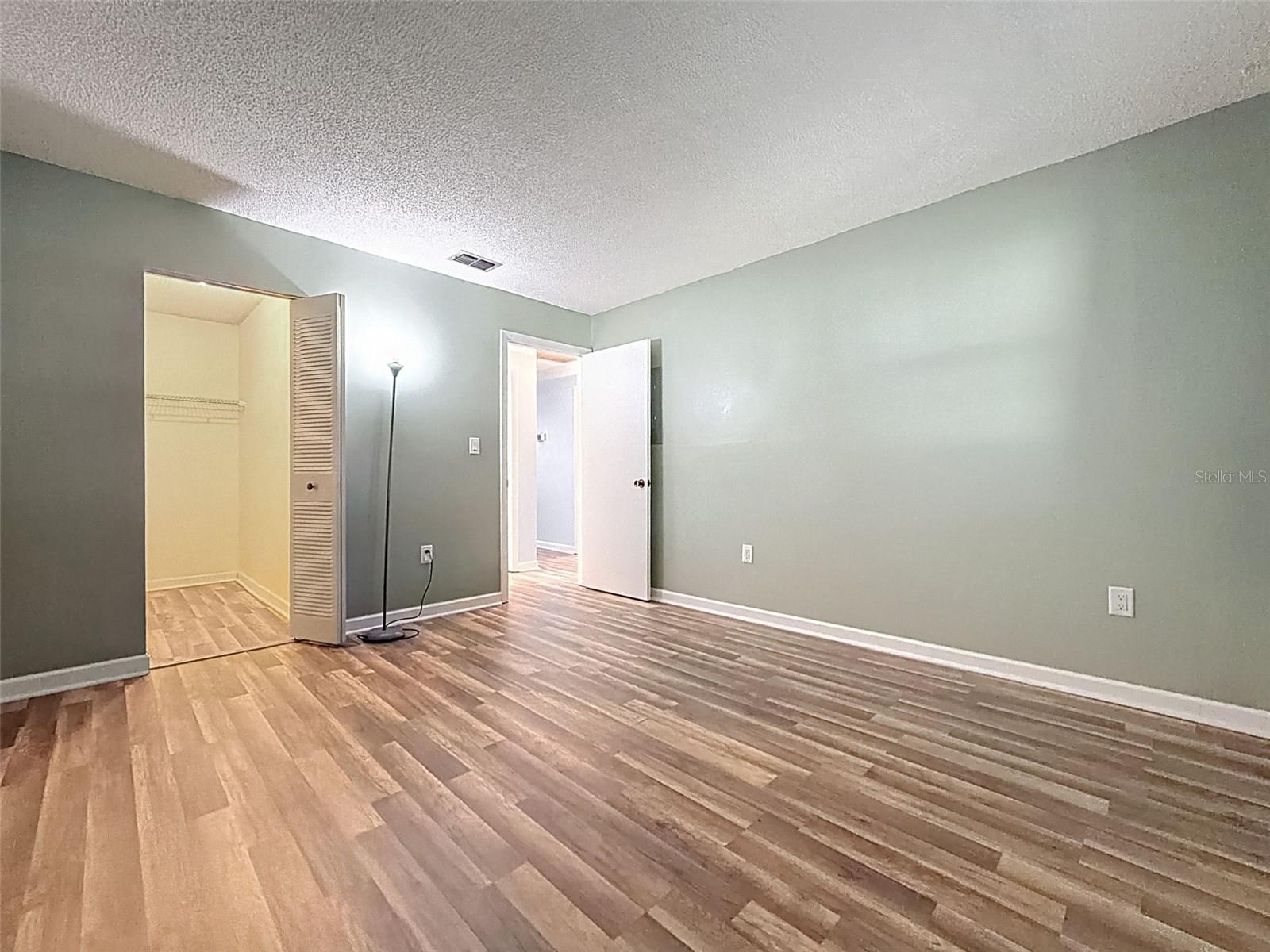 W7880616 Property Photo