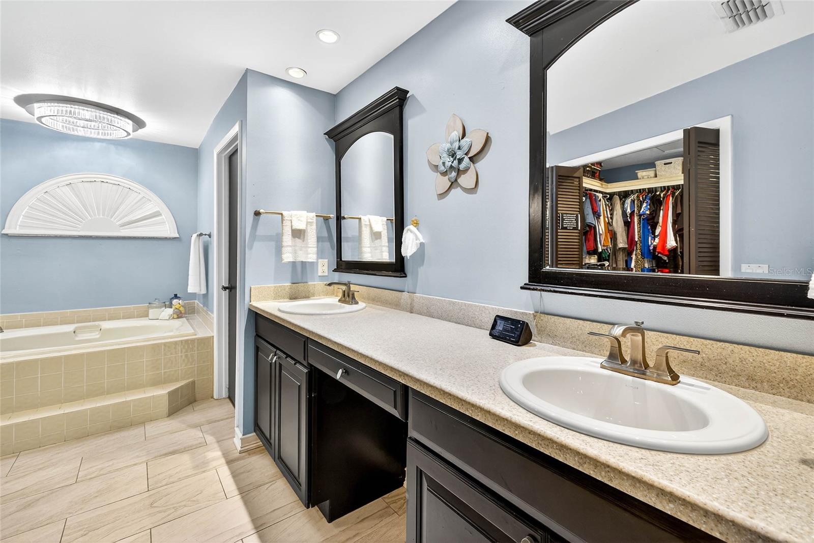 dual sink primary bathroom