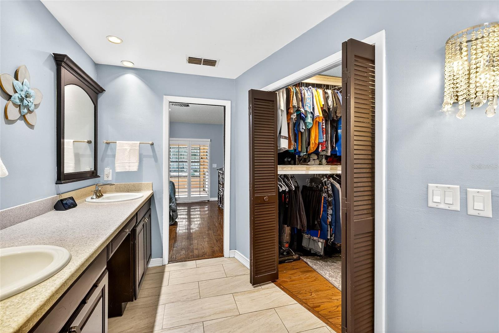 walk-in closet