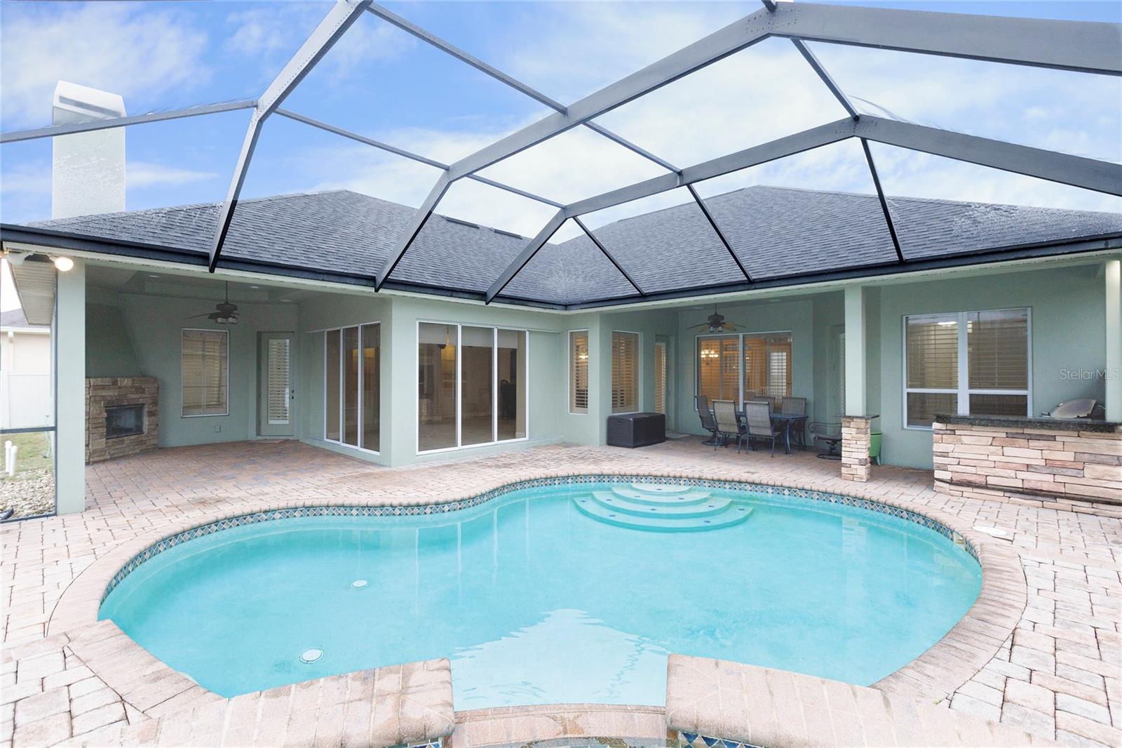 Pool and spa in Lanai with pavers